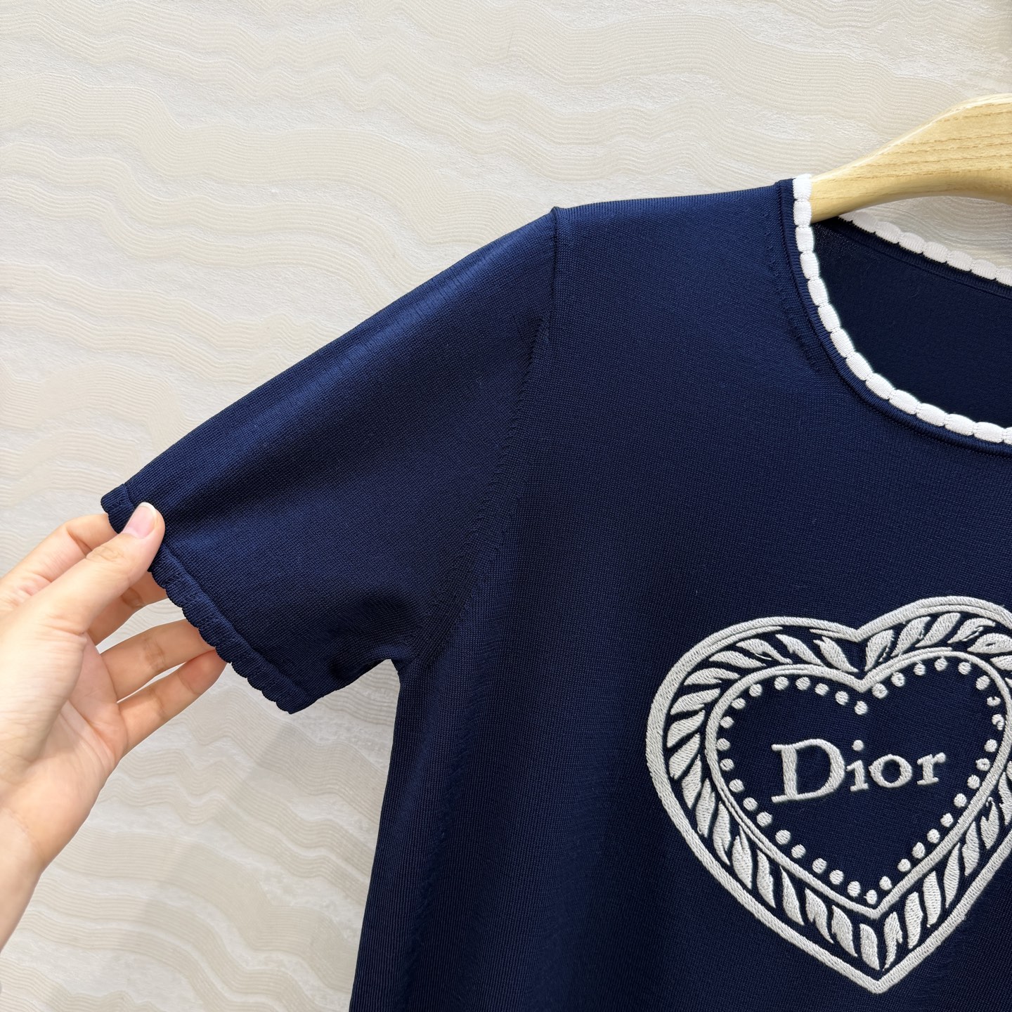 原单品质💋Miss D26s早秋新品，花园世界系列爱心刺绣针织短袖上衣。18针进口羊毛纱线质感细腻。海军蓝细节满分✨温柔