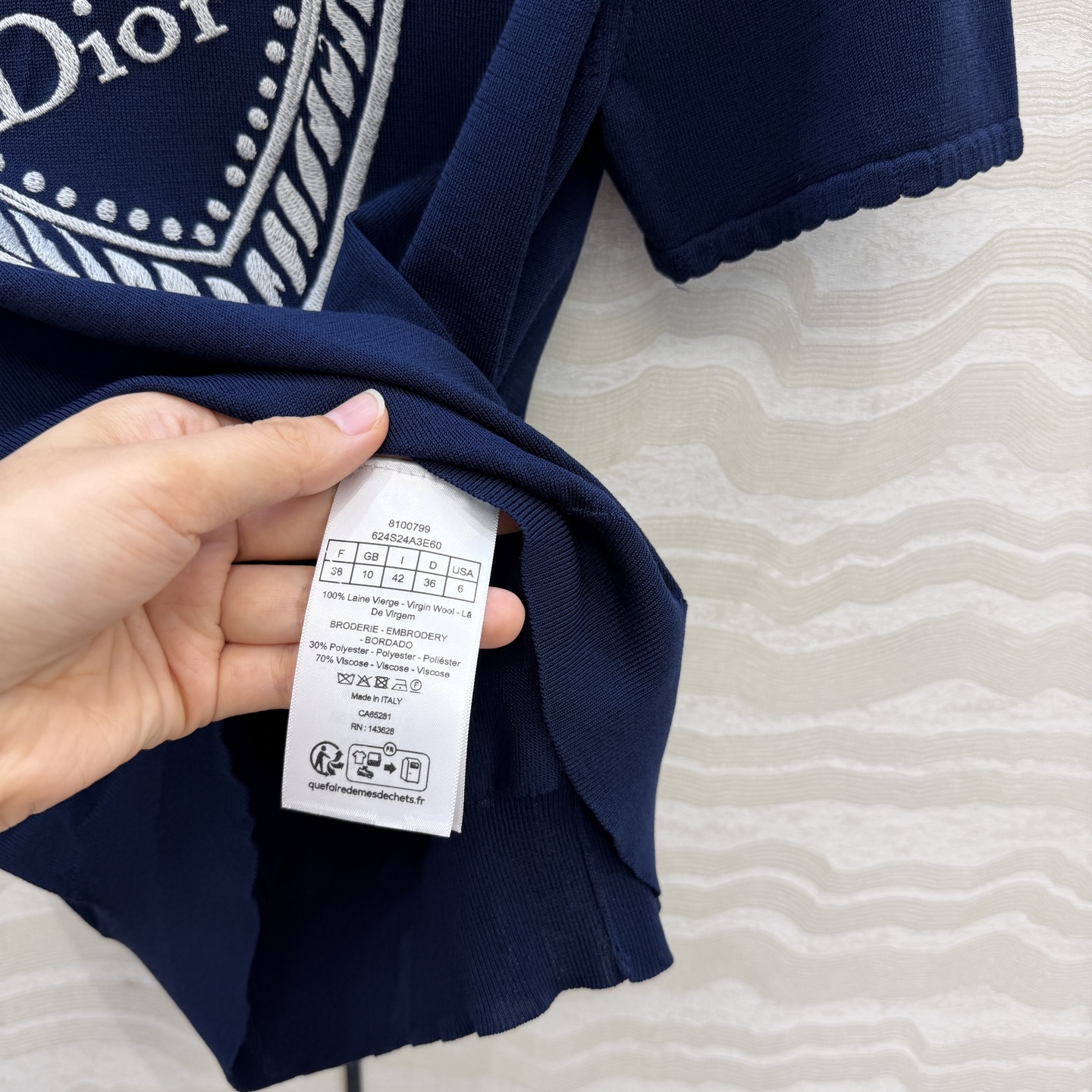 原单品质💋Miss D26s早秋新品，花园世界系列爱心刺绣针织短袖上衣。18针进口羊毛纱线质感细腻。海军蓝细节满分✨温柔