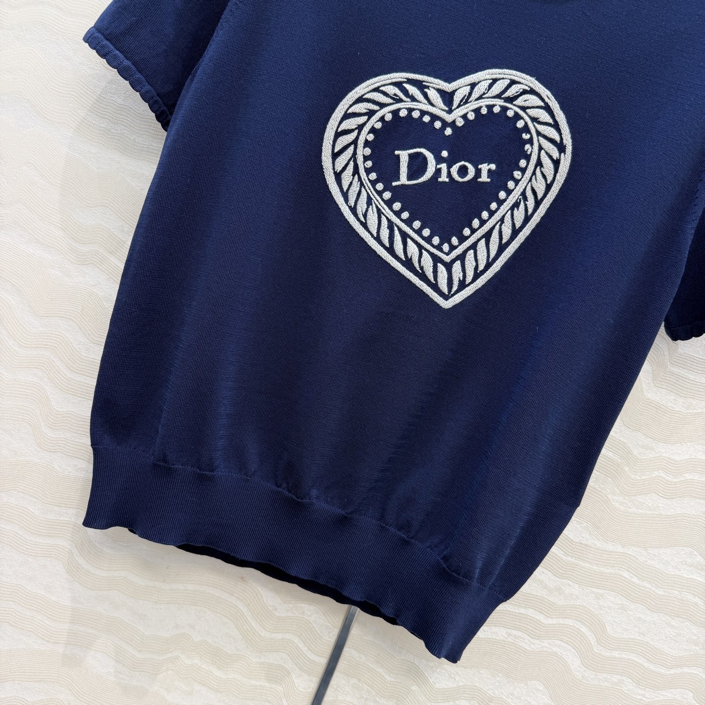 原单品质💋Miss D26s早秋新品，花园世界系列爱心刺绣针织短袖上衣。18针进口羊毛纱线质感细腻。海军蓝细节满分✨温柔