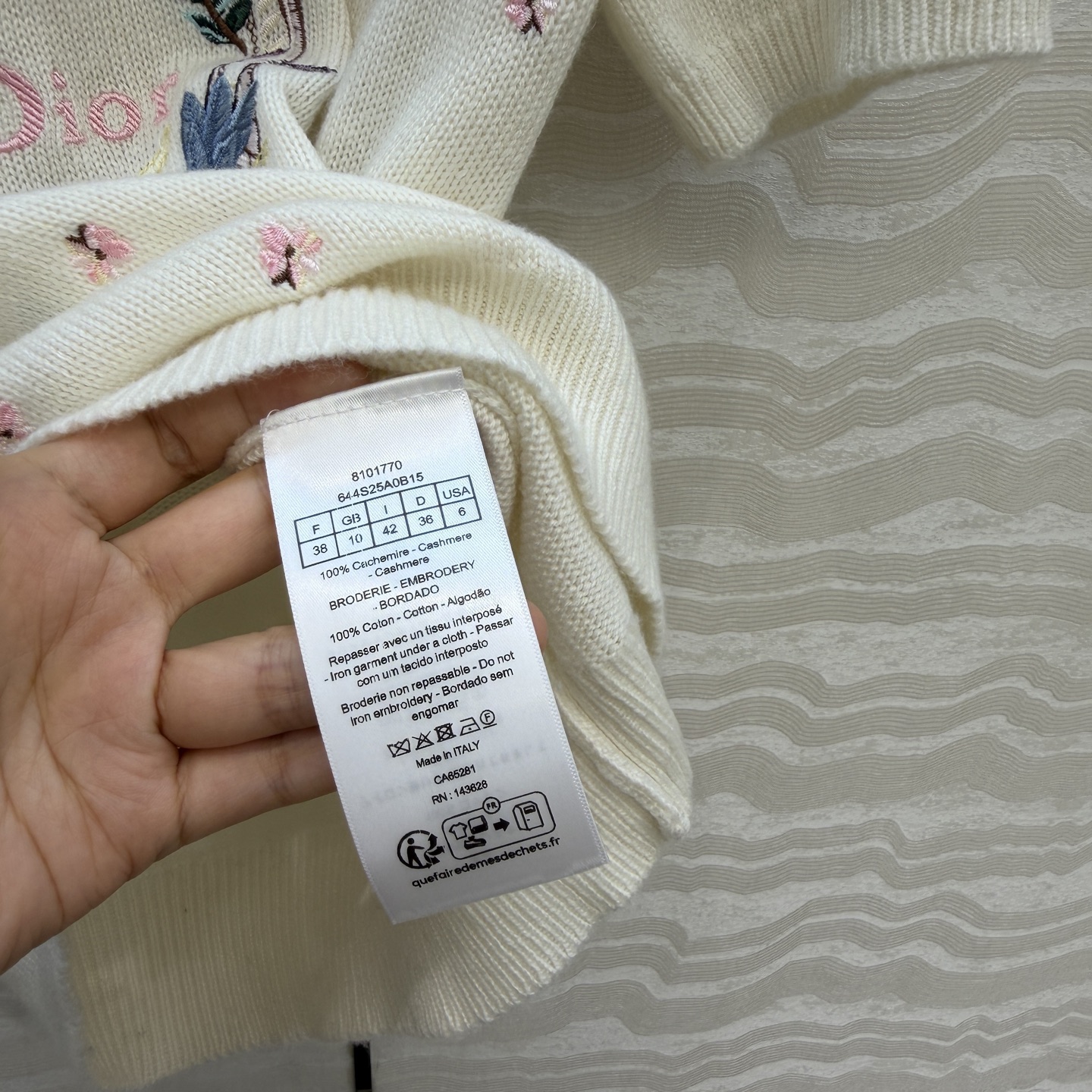 高端原单品质❤️Miss D重工刺绣爱情鸟羊绒短袖针织衫！超级重工艺定位立体刺绣花㚏！进口羊绒纱线轻盈质感细腻柔软舒适。