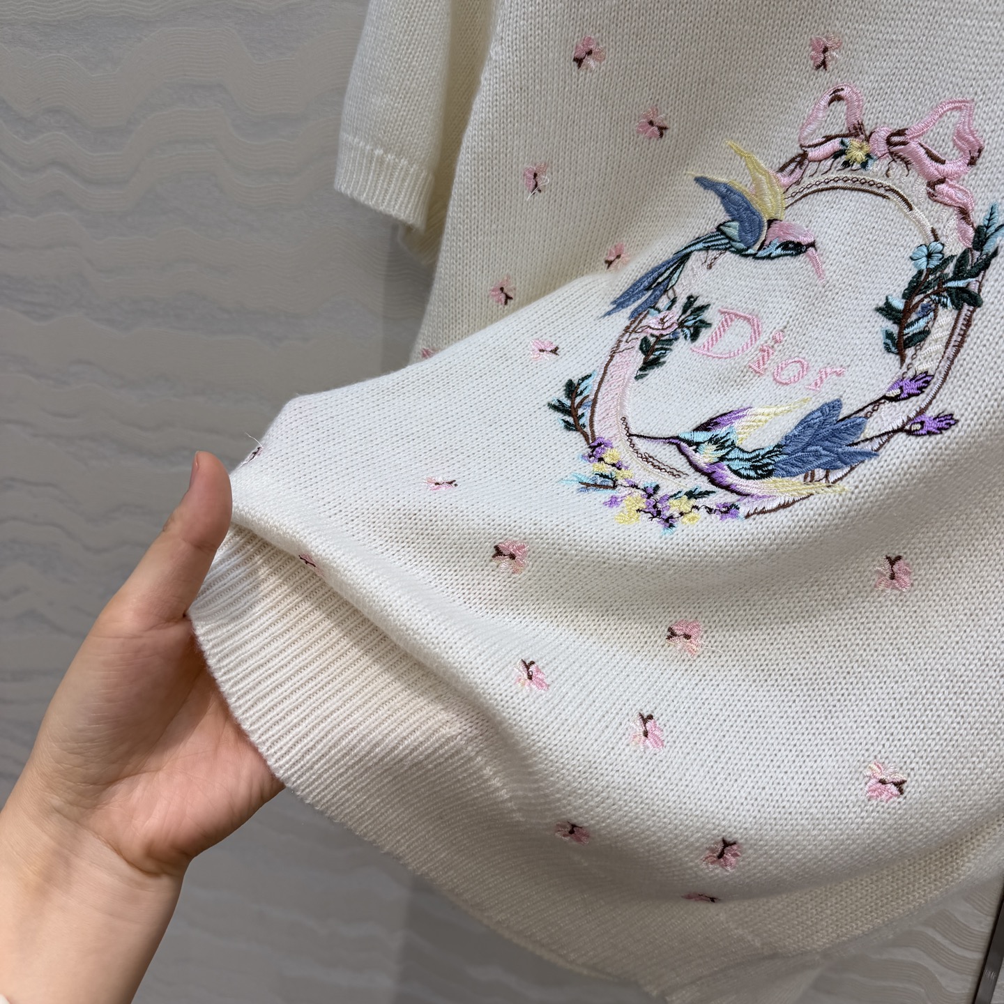 高端原单品质❤️Miss D重工刺绣爱情鸟羊绒短袖针织衫！超级重工艺定位立体刺绣花㚏！进口羊绒纱线轻盈质感细腻柔软舒适。