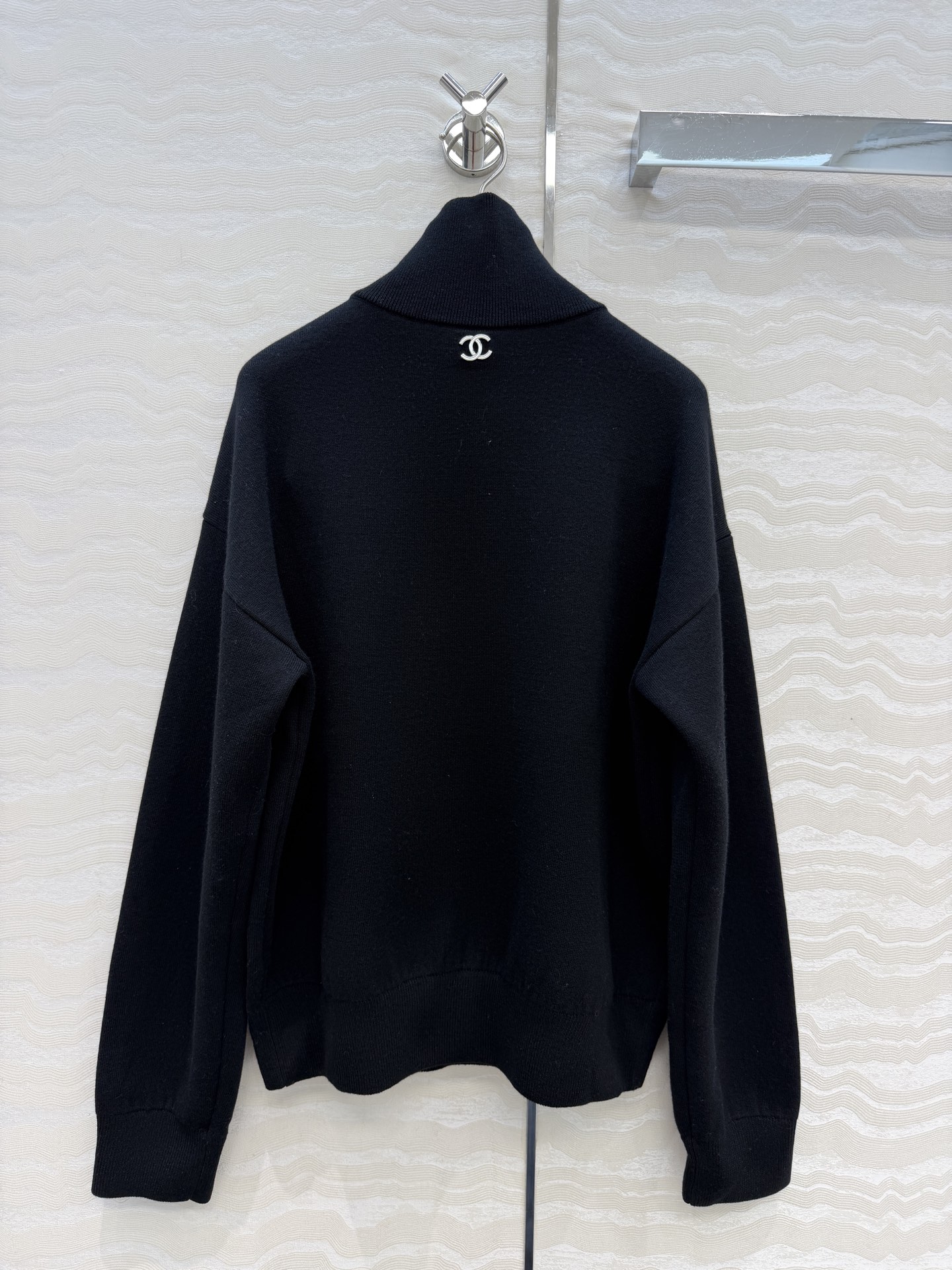 高端原单品质❤️26c早春新品，Coco美式学院风半拉链立领毛衣。jennie同款，瑞士机双织工艺定制进口羊毛蚕丝纱线。
