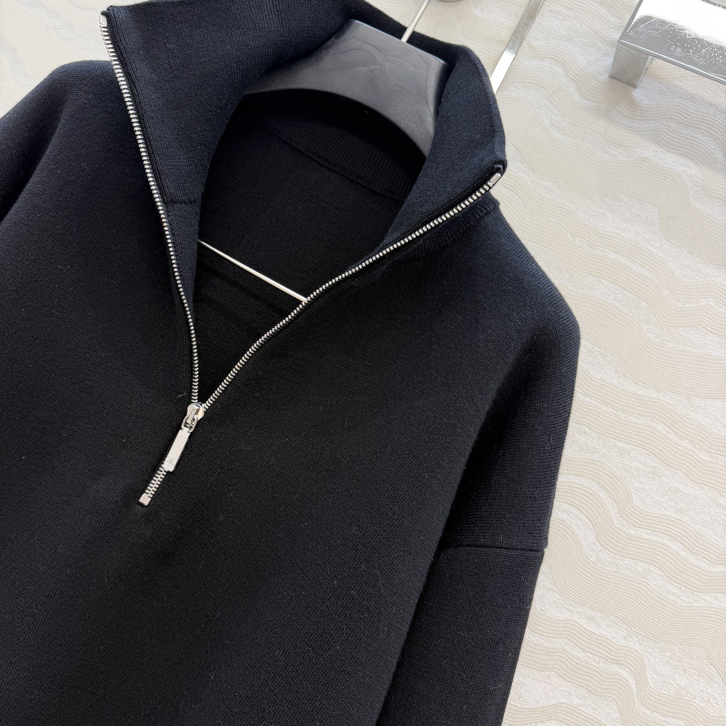 高端原单品质❤️26c早春新品，Coco美式学院风半拉链立领毛衣。jennie同款，瑞士机双织工艺定制进口羊毛蚕丝纱线。