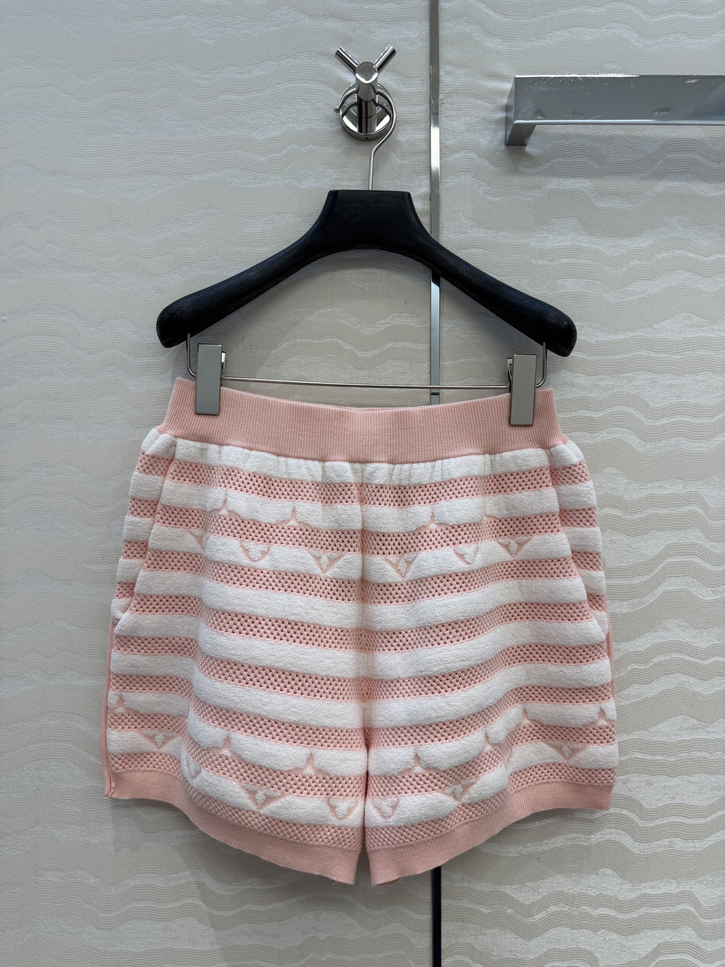 NO:943844,High-end original quality, beautiful and beautiful Resort series limited new product!  MONOGRAM jacquard wool shorts!  Classic and unscrupulous, the upper body is beautiful!  A girl with sweet and salty temperament!  The texture of imported wool yarn is amazing!  The Swiss machine-positioned three-dimensional weaving pattern is super beautiful. A must-have for Bai Fumei!  Luxurious high-end item. One color 3 sizes, M size waist 66, hip 102, pants length 36., Louis Vuitton-clothing, louis vuitton, shorts,19860909高端原单品质神仙颜值Resort度假系列限定新品！MONOGRAM提花羊毛小短裤！经典不挑人上身绝美！可甜可盐气质少女！进口羊毛纱线质感超赞！瑞士机定位立体编织图案超美.白富美必入！奢华高级单品.一色3码,M码腰围66,臀围102,裤长36.,路易威登-服装,louis vuitton,shorts,,Women's clothing