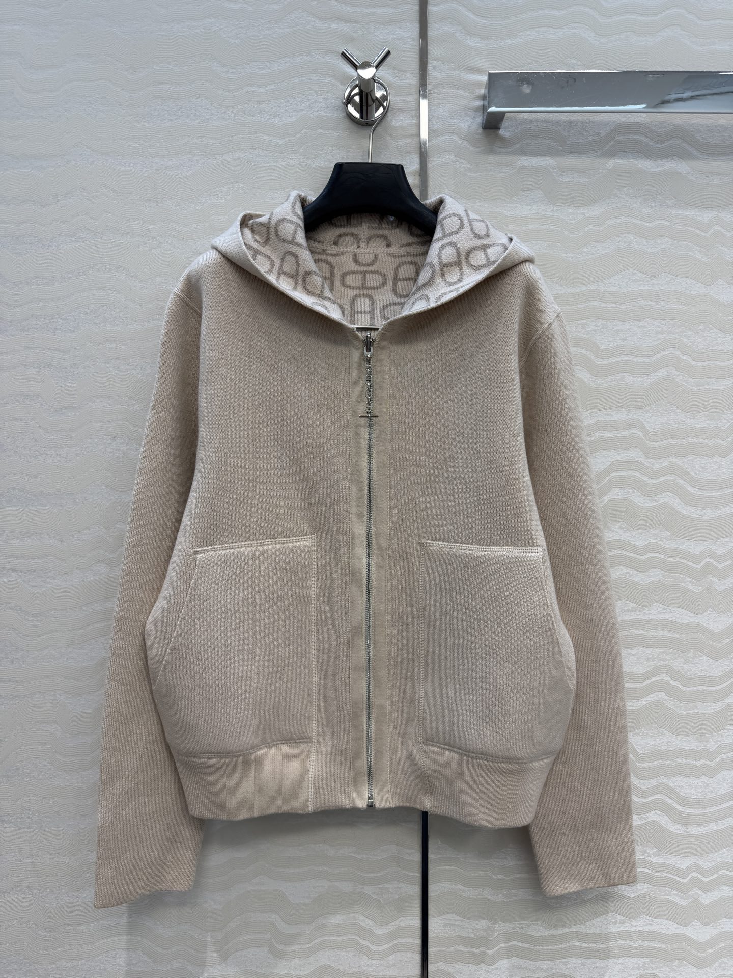 NO:943834,High-end original quality new H premium pig nose presbyopic zipper cashmere jacket for autumn and winter!  Reversible, the logo jacquard texture is luxurious and handsome!  The hooded design is fashionable and advanced!  Bai Fumei must enter!  The classic version makes your upper body look slimmer without being picky!  Swiss machine embroidery sewing plate technology, imported wool yarn double-sided jacquard fabric, highly recommended single product. Three colors 36-40 yards. 36 yards: shoulder width 43, bust 100, length 57., Hermès-clothing, hermes, jackets & coats, hats,19860909高端原单品质秋冬上新H高级猪鼻子老花拉链羊绒外套！双面可穿哦,logo提花织纹工艺奢华帅气！连帽设计时髦又高级！白富美必入！经典版型不挑人上身巨显瘦！瑞士机刺绣缝盘工艺,进口羊毛纱线双面提花面料,强烈推荐单品.三色36-40码.36码 : 肩宽43,胸围100,衣长57.,爱马仕-服装,hermes,jackets & coats,hats,,Women's clothing