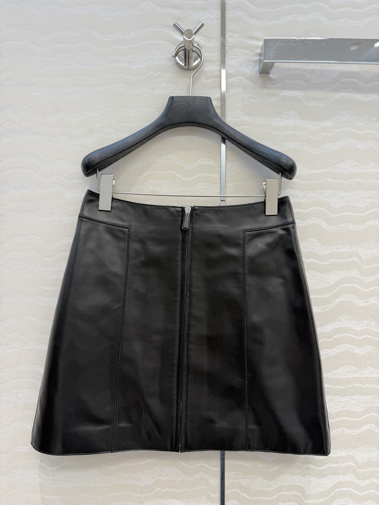NO:946353,A must-have for high-end original quality-controlled wardrobes!  H top lambskin skirt!  Top quality leather is super delicate!  Minimalist three-dimensional tailoring zipper design, A-line shape. Hand-made oil edge design!  Bai Fumei's must-have fashionable item. Imported New Zealand lambskin. The H-shaped version is versatile and easy to wear, and it's super perfect. Look at the details for the workmanship and quality!  Highly recommended. Three colors and 3 codes!  Order immediately, size S, waist 66, hip 90, skirt length 40., Hermès-clothing, hermes, skirts, sheepskin,19860909高端原单品质控衣橱必入！H顶级小羊皮半裙！顶级皮质超级细腻！极简主义立体剪裁拉链设计A字版型.手工油边工艺设计！白富美必入时髦单品.进口新西兰小绵羊皮.H版型百搭不挑人上身超级正完美做工品质看细节！强烈推荐.三色3码！火速砸单,S码腰围66,臀围90,裙长40.,爱马仕-服装,hermes,skirts,sheepskin,,Women's clothing