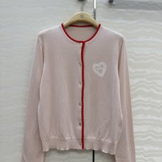 原单品质💋Miss D26s早秋新品,花园世界情人节系列爱心刺绣针织小开衫。18针进口100%羊毛纱线质感细腻。爱心贝壳 原单品质💋Miss D26s早秋新品,花园世界情人节系列爱心刺绣针织小开衫。18针进口100%羊毛纱线质感细腻。爱心贝壳