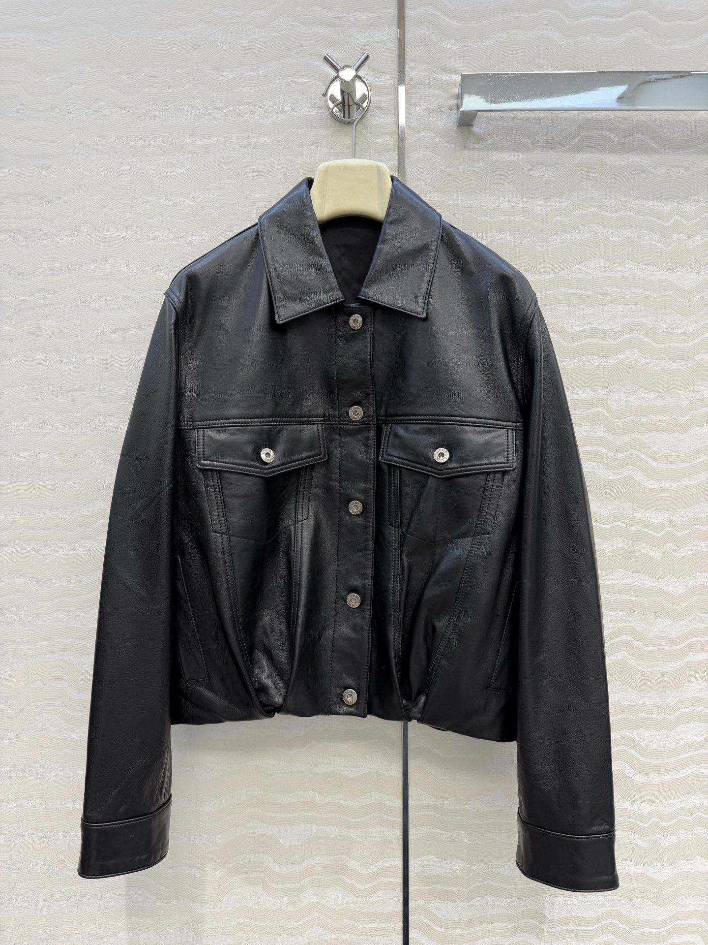 NO:946323,Exclusive first release of high-end original quality, Lw retro modern fashionable leather jacket, balloon jacket design!  The three-dimensional tailoring looks like a simple version but super heavy work!  Top-grade imported lambskin, the leather feels oily, soft and delicate!  Retro American classic, super favorite!  It has a cool and casual lazy style, and the perfect fit and workmanship quality depends on the details!  Strong self-retention!  One color S-L. Size 38, shoulder width 42, bust 126, length 56., Loewe-clothing, loewe, jackets & coats, jackets & coats, leather jacket, sheepskin,19860909独家首发高端原单品质,Lw复古摩登时髦夹克皮衣外套,汽球夹克版型设计！立体剪裁看似简单版型超重工！顶级进口小羊皮,皮质肉感油润柔软又细腻！复古美式经典超级大爱！又A又飒随性的慵懒风,完美版型做工品质看细节！强烈自留款！一色S-L码.38码肩宽42, 胸围126,衣长56.,罗意威-服装,loewe,jackets & coats,jackets & coats,leather jacket,sheepskin,,Women's clothing