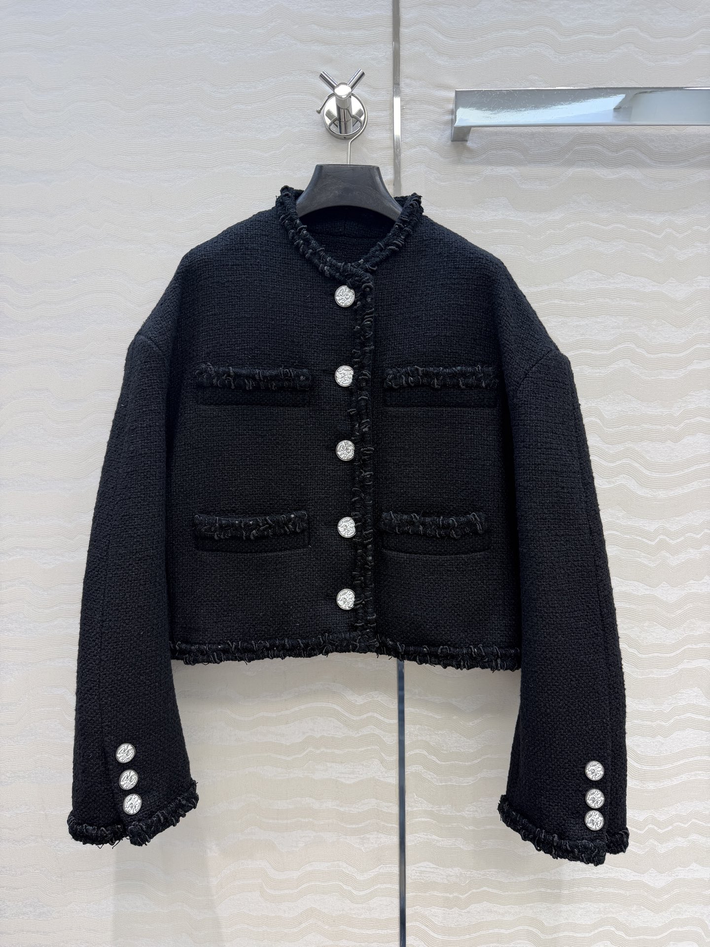 NO:943981,High-end original quality coco26s silhouette jacket. Silk jacquard lining. Advanced custom black woven plaid tweed fabric!  Purely handmade hook-knitted classic round-neck short jacket with hemming decoration, customized metal buckle. The wide-shouldered version makes the upper body look slimmer!  The original 3D three-dimensional tailoring is a must-have high-end item for Bai Fumei!  Perfect workmanship depends on the details. Highly recommended for self-retention!  One color 36.38.40. Size 38. Shoulder width 54, bust 110, length 51., Chanel - clothing, chanel, jackets & coats, jackets & coats, real silk,19860909高端原单品质coco26s廓形夹克外套.真丝提花里衬.高级定制黑色编织格纹粗花呢面料！纯手工勾编织带包边装饰经典圆领短款外套,定制金属扣.宽肩版型上身显瘦绝绝子！原版3D立体剪裁白富美必备高级单品！完美做工品质看细节.强烈推荐自留款！一色36.38.40.码.38码肩宽54,胸围110,衣长51.,香奈儿-服装,chanel,jackets & coats,jackets & coats,real silk,,Women's clothing