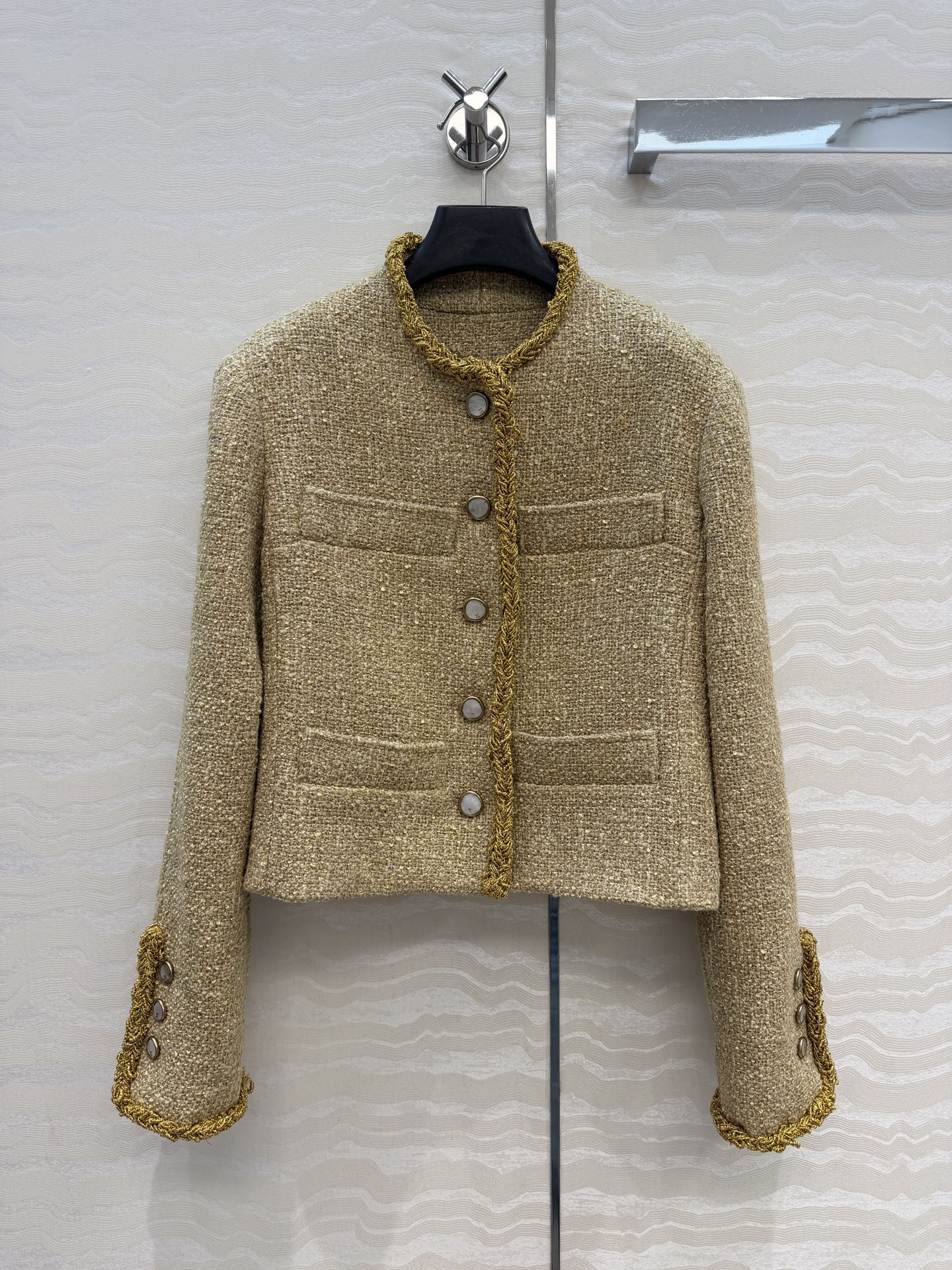 NO:943989,High-end original quality coco26s silhouette jacket. Silk jacquard lining. Advanced custom-made gold woven plaid tweed fabric!  A classic round-neck short jacket with metallic braided edges and customized metal buckles. The wide-shouldered version makes the upper body look slimmer!  The original 3D three-dimensional tailoring is a must-have high-end item for Bai Fumei!  Perfect workmanship depends on the details. Highly recommended for self-retention!  One color 36.38.40. Size 36. Shoulder width 43, bust 96, length 49., Chanel - clothing, chanel, jackets & coats, jackets & coats, real silk,19860909高端原单品质coco26s廓形夹克外套.真丝提花里衬.高级定制金色编织格纹粗花呢面料！金属感编织带包边装饰经典圆领短款外套,定制金属扣.宽肩版型上身显瘦绝绝子！原版3D立体剪裁白富美必备高级单品！完美做工品质看细节.强烈推荐自留款！一色36.38.40.码.36码肩宽43,胸围96,衣长49.,香奈儿-服装,chanel,jackets & coats,jackets & coats,real silk,,Women's clothing