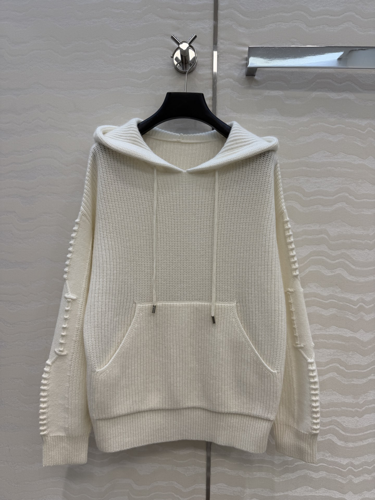 NO:943933,High-end original quality H smart outfit, college style hooded cashmere sweater. Minimalist design is fashionable and advanced!  Quality control of imported cashmere yarn is a must!  Swiss weaving craftsmanship is simple and elegant!  Elegant, versatile and effortless!  Bai Fumei’s must-have fashionable and high-end items!  One color size 3. Size S shoulder width 55, bust 104, length 59. Hermès - clothing, hermes, sweaters, hats,19860909高端原单品质H高智感穿搭,学院风气质连帽羊绒毛衣.极简设计感时髦又高级！进口羊绒纱线品质控必入！瑞士机织工艺简洁大气！气质优雅百搭不挑人！白富美必备时髦高级单品！一色3码.S码肩宽55,胸围104,衣长59.,爱马仕-服装,hermes,sweaters,hats,,Women's clothing