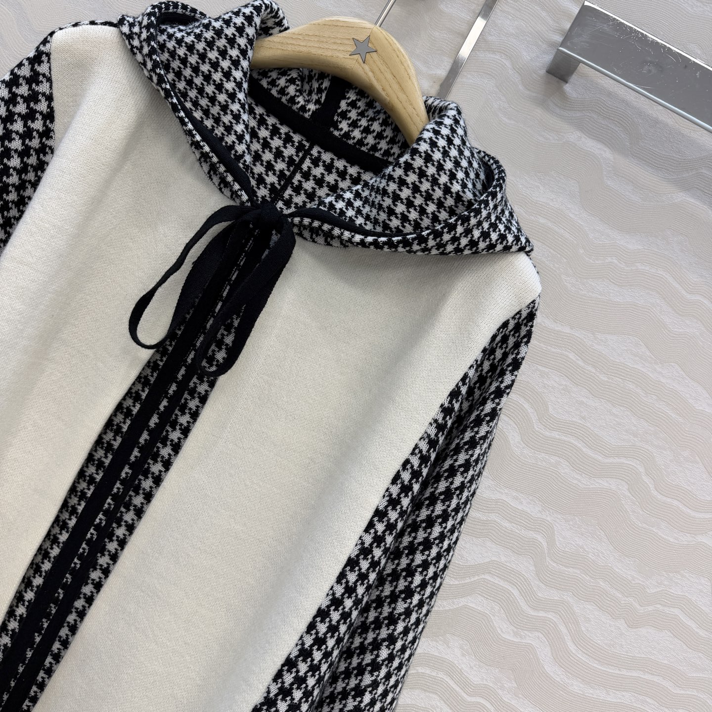 高端原单品质，MissD千鸟格纹接色拼接针织🧶连帽斗篷外套！立体双织工艺原版定制进口纱线！减龄气质大A版型百搭不挑人！高