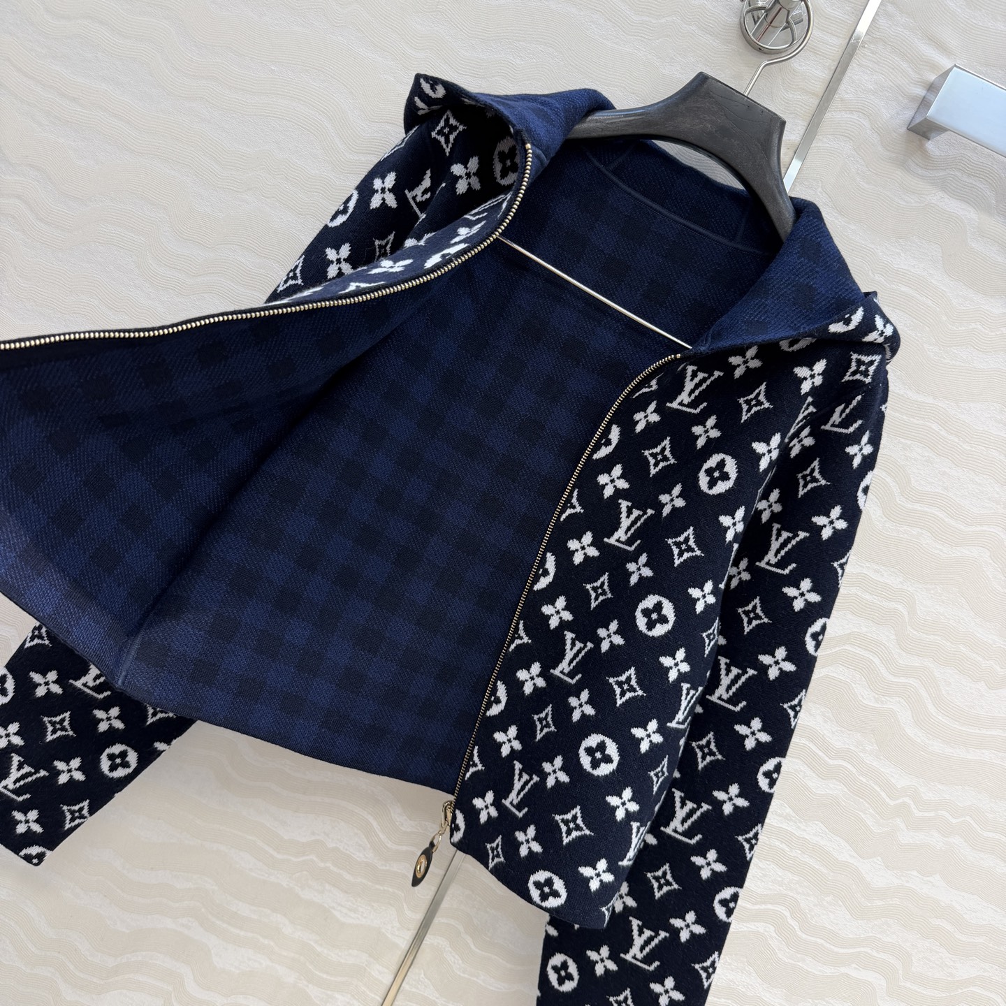 高端原单品质❤️爆单推荐❤️ 秋冬新品！MONOGRAM嵌织双面图案小外套，格纹配色减龄少女风穿搭。定制五金配件，经典连