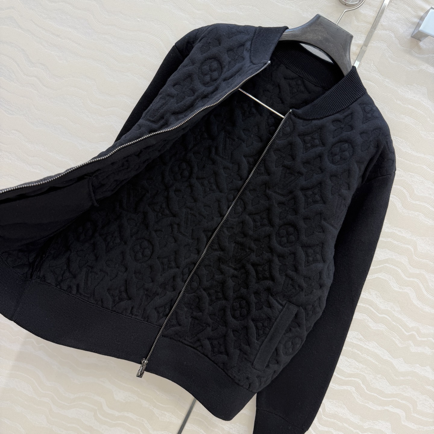 高端原单品质💕lou秋冬限定新品！高级MONOGRAM立体提花棒球夹克外套！男女同款宽松版型不挑人！可甜可盐气质少女！进