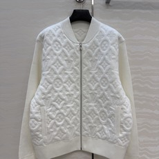 高端原单品质💕lou秋冬限定新品!高级MONOGRAM立体提花棒球夹克外套!男女同款宽松版型不挑人!可甜可盐气质少女!进 高端原单品质💕lou秋冬限定新品!高级MONOGRAM立体提花棒球夹克外套!男女同款宽松版型不挑人!可甜可盐气质少女!进