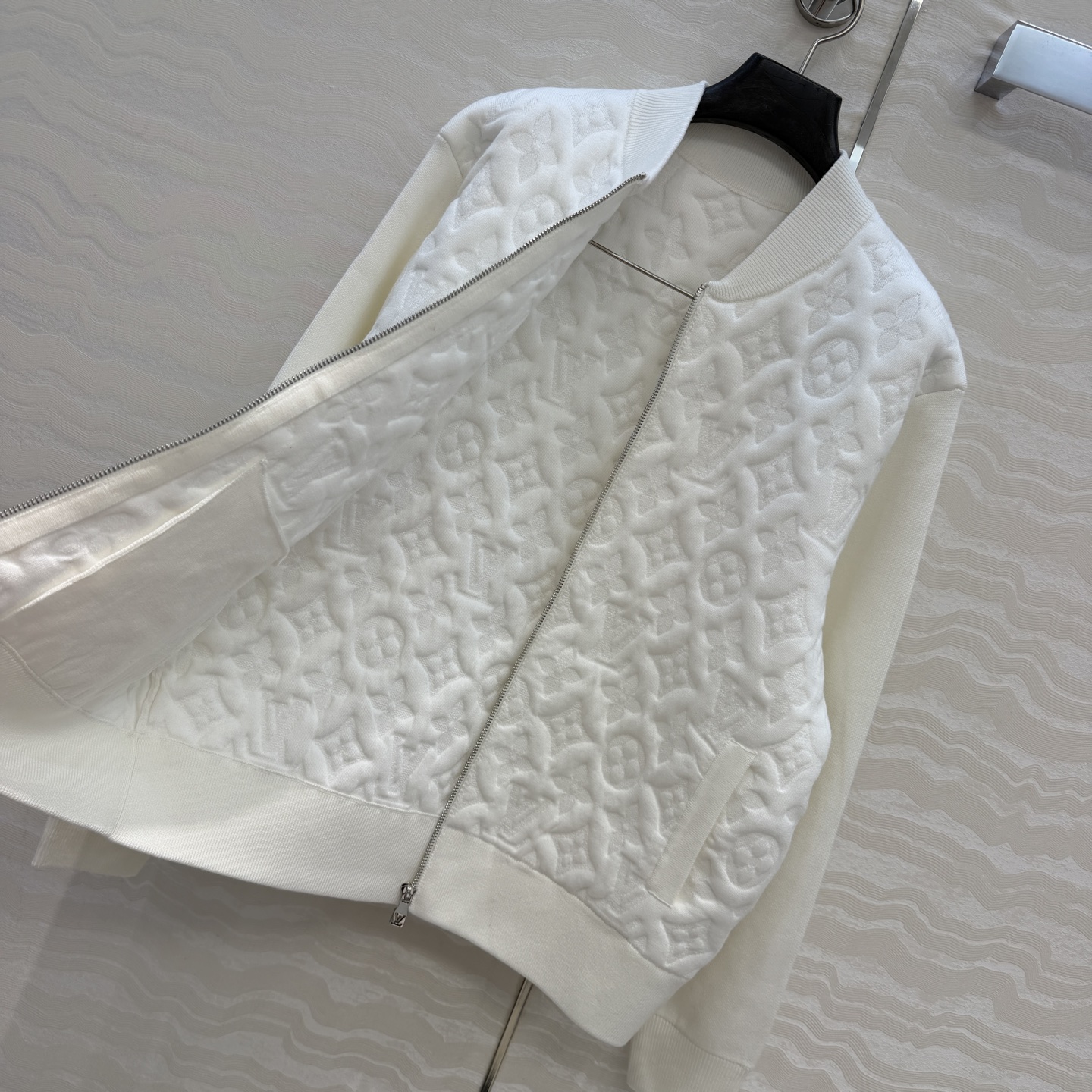 高端原单品质💕lou秋冬限定新品！高级MONOGRAM立体提花棒球夹克外套！男女同款宽松版型不挑人！可甜可盐气质少女！进