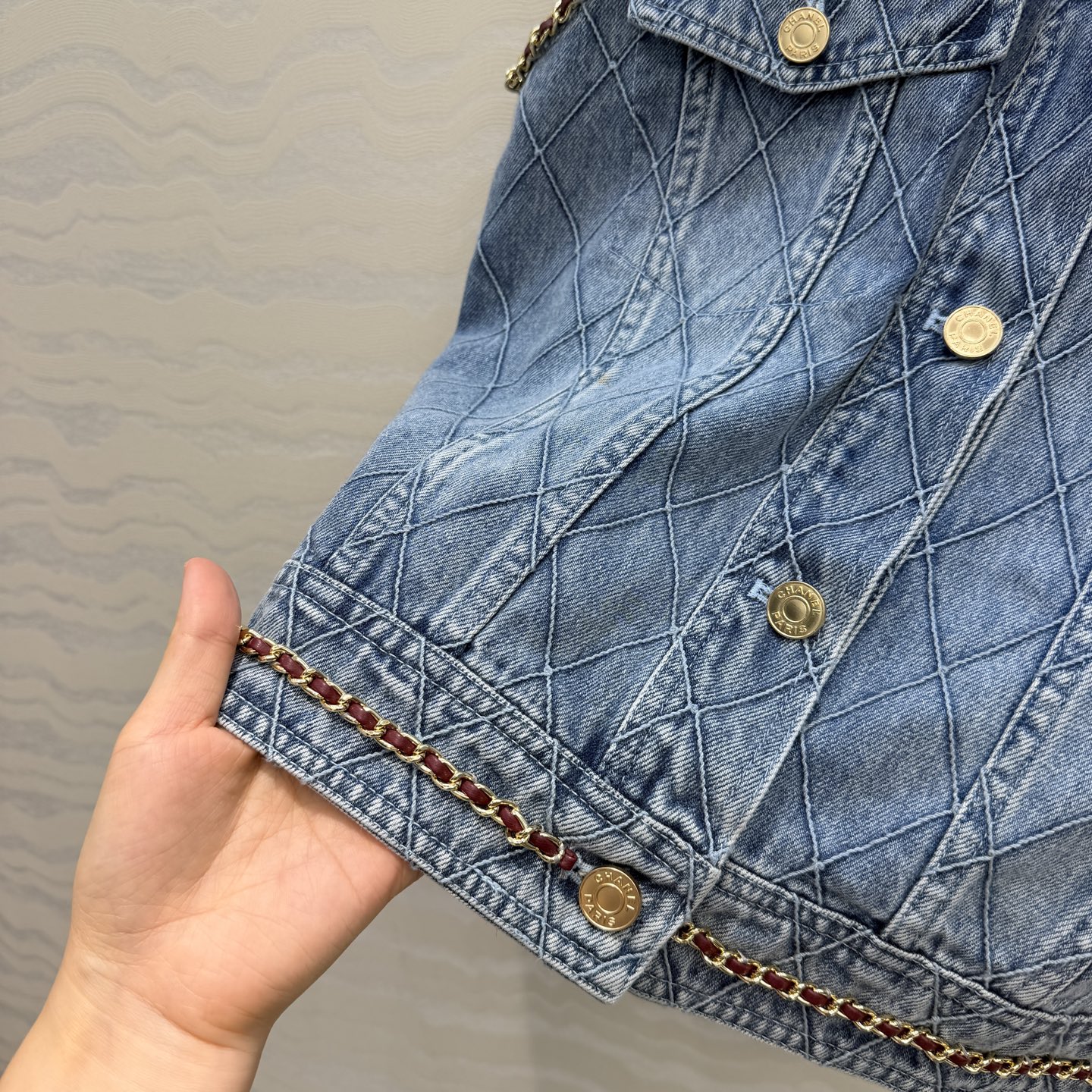 原单品质❤️Coco女孩26B秋冬系列度假新品！！重工刺绣菱格线绣牛仔马甲小外套。气质翻领H版型百搭不挑人上身巨显瘦！撞
