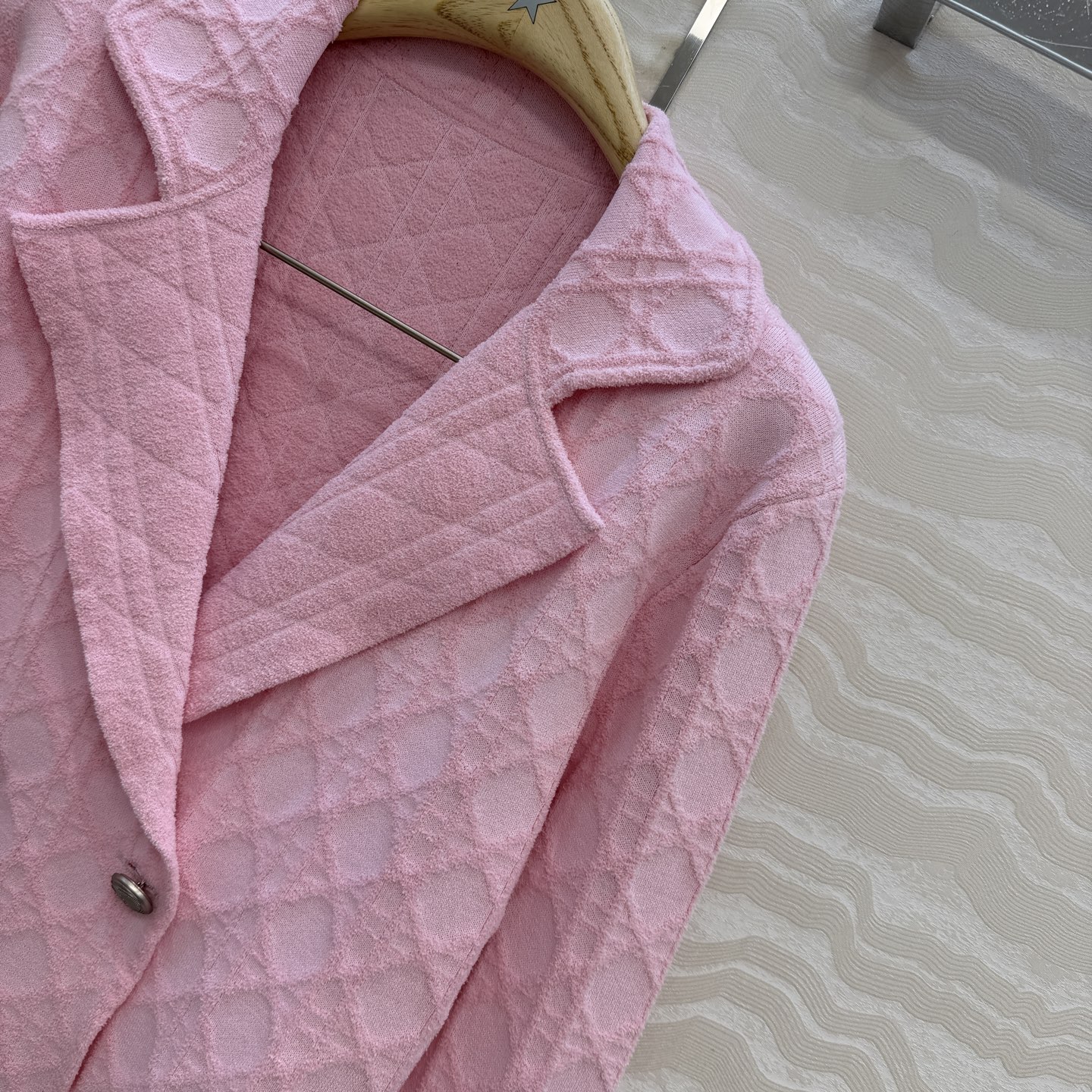 原单品质，MissD针织🧶翻领夹克小外套！立体双织戴妃藤格纹工艺。定制进口纱线！金属扣装饰法式优雅气质，减龄气质经典H版