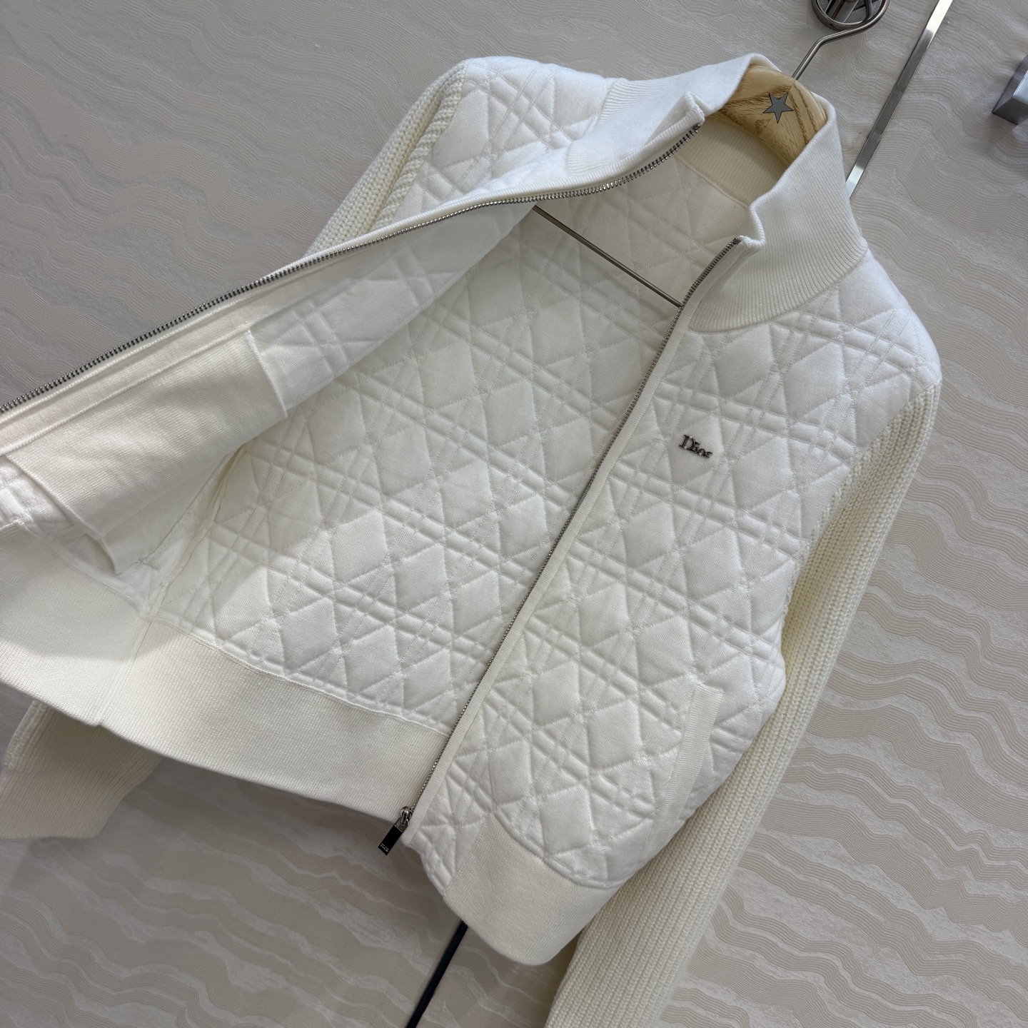 原单品质，MissD针织🧶立领棒球夹克外套！立体双织戴妃藤格纹工艺。定制进口羊纱线！拼接袖设计法式优雅气质，减龄气质经典