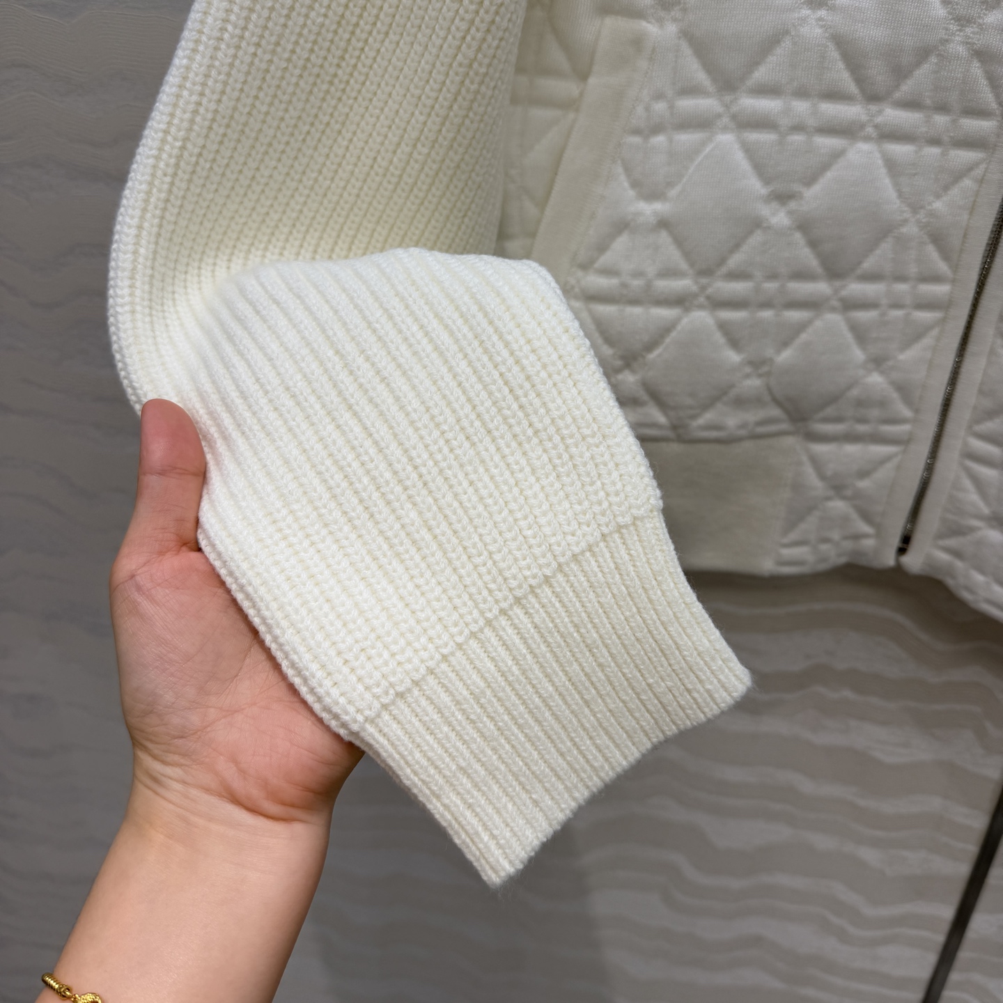 原单品质，MissD针织🧶立领棒球夹克外套！立体双织戴妃藤格纹工艺。定制进口羊纱线！拼接袖设计法式优雅气质，减龄气质经典