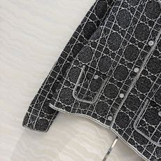 高端原单品质,MissD针织🧶外套!立体双织戴妃藤格纹工艺,原版定制进口珠片纱线!减龄气质经典双口倒H版型百搭不挑人!高 高端原单品质,MissD针织🧶外套!立体双织戴妃藤格纹工艺,原版定制进口珠片纱线!减龄气质经典双口倒H版型百搭不挑人!高