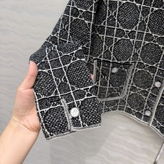 高端原单品质,MissD针织🧶外套!立体双织戴妃藤格纹工艺,原版定制进口珠片纱线!减龄气质经典双口倒H版型百搭不挑人!高 高端原单品质,MissD针织🧶外套!立体双织戴妃藤格纹工艺,原版定制进口珠片纱线!减龄气质经典双口倒H版型百搭不挑人!高