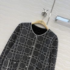 高端原单品质,MissD针织🧶外套!立体双织戴妃藤格纹工艺,原版定制进口珠片纱线!减龄气质经典双口倒H版型百搭不挑人!高 高端原单品质,MissD针织🧶外套!立体双织戴妃藤格纹工艺,原版定制进口珠片纱线!减龄气质经典双口倒H版型百搭不挑人!高