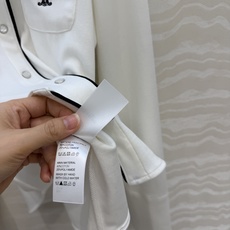 高端原单品质!❤️CE时髦风穿搭!秀智同款气质翻领衬衫,进口莱赛尔纯棉面料质感丝细腻舒适!撞色包边捆条设计,定制金属扣经 高端原单品质!❤️CE时髦风穿搭!秀智同款气质翻领衬衫,进口莱赛尔纯棉面料质感丝细腻舒适!撞色包边捆条设计,定制金属扣经