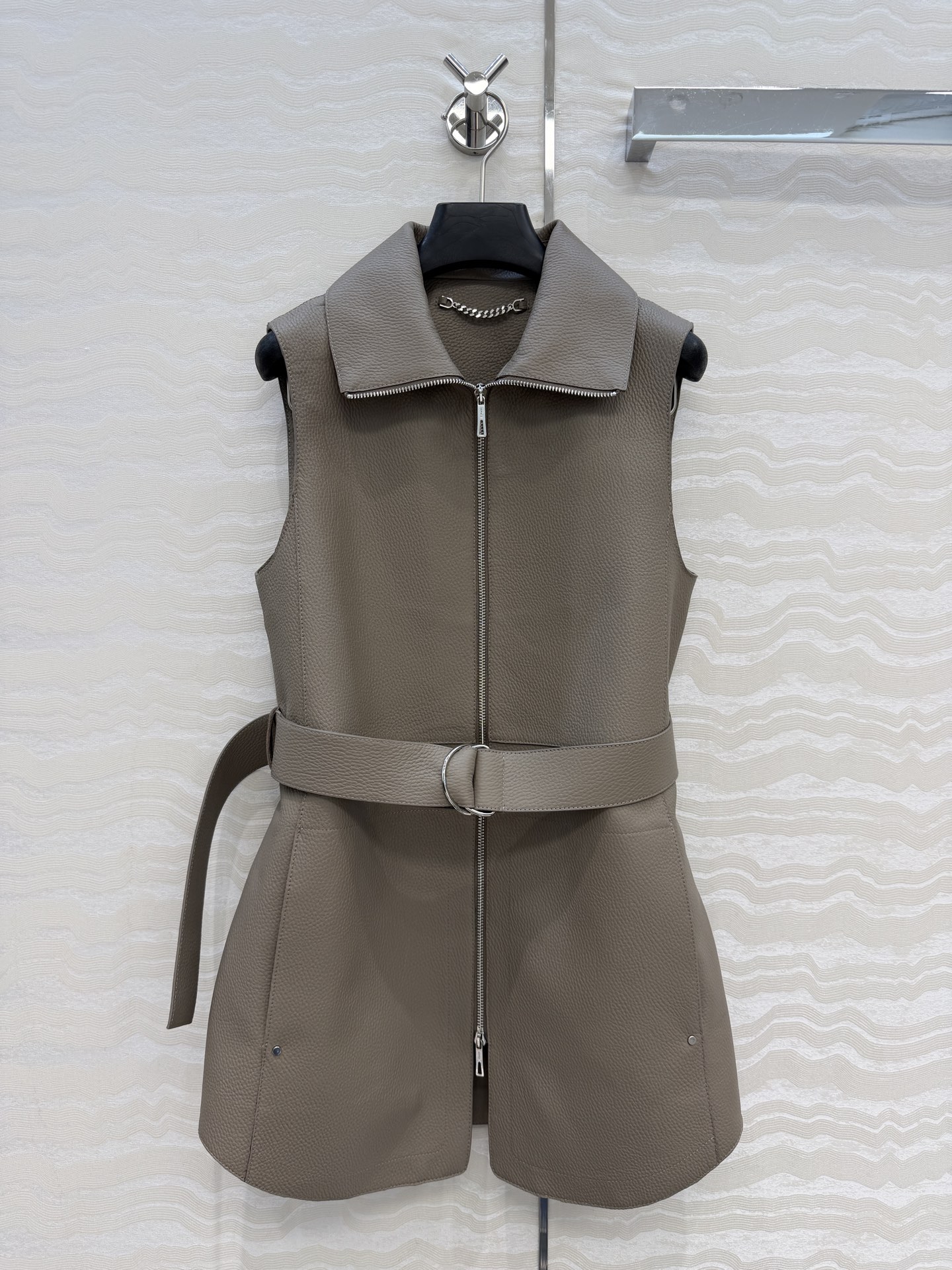 NO:952182,High-end original quality H high-intellectual wear, equestrian style genuine leather vest jacket!  A must-have item this season that you can’t miss!  Customized litchi pattern imported lambskin texture is invincible!  Low-key aristocratic temperament, versatile, fashionable and high-end!  The classic belted H version is super correct!  Purely handmade oil edge craftsmanship, the workmanship quality and details are perfect!  Three colors 36.38.40.36 size bust 90, length 75., Hermès - clothing, hermes, jackets & coats, sheepskin,19860909高端原单品质H高智感穿搭,马术风真皮马甲背心外套！本季必入不可错过的单品！定制荔枝纹 进口小羊皮质感无敌！低调贵族气质百搭时髦又高级！经典系腰带H版型超正！纯手工油边工艺,做工品质细节完美到位！三色36.38.40.36码胸围90,衣长75.,爱马仕-服装,hermes,jackets & coats,sheepskin,,Women's clothing