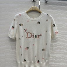 高端原单品质❤️Miss D重工刺绣情人节羊绒短袖针织衫!超级重工艺定位立体刺绣花㚏!进口羊绒纱线轻盈质感细腻柔软舒适。 高端原单品质❤️Miss D重工刺绣情人节羊绒短袖针织衫!超级重工艺定位立体刺绣花㚏!进口羊绒纱线轻盈质感细腻柔软舒适。