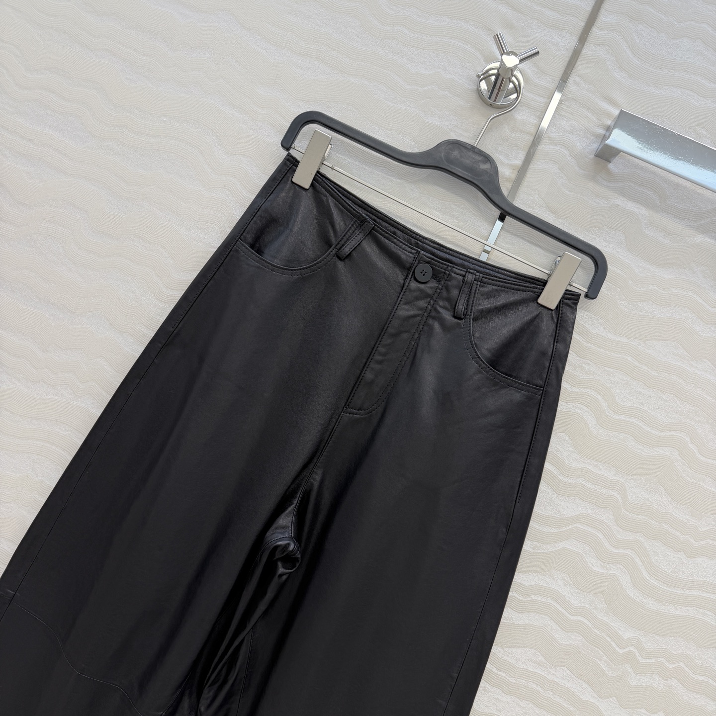 高端原单品质❤️Row风高智感穿搭！潇洒帅气的高级羊皮阔腿弯刀裤！非常修饰腿型的廓型设计，进口100%小羊皮质感绝绝子！