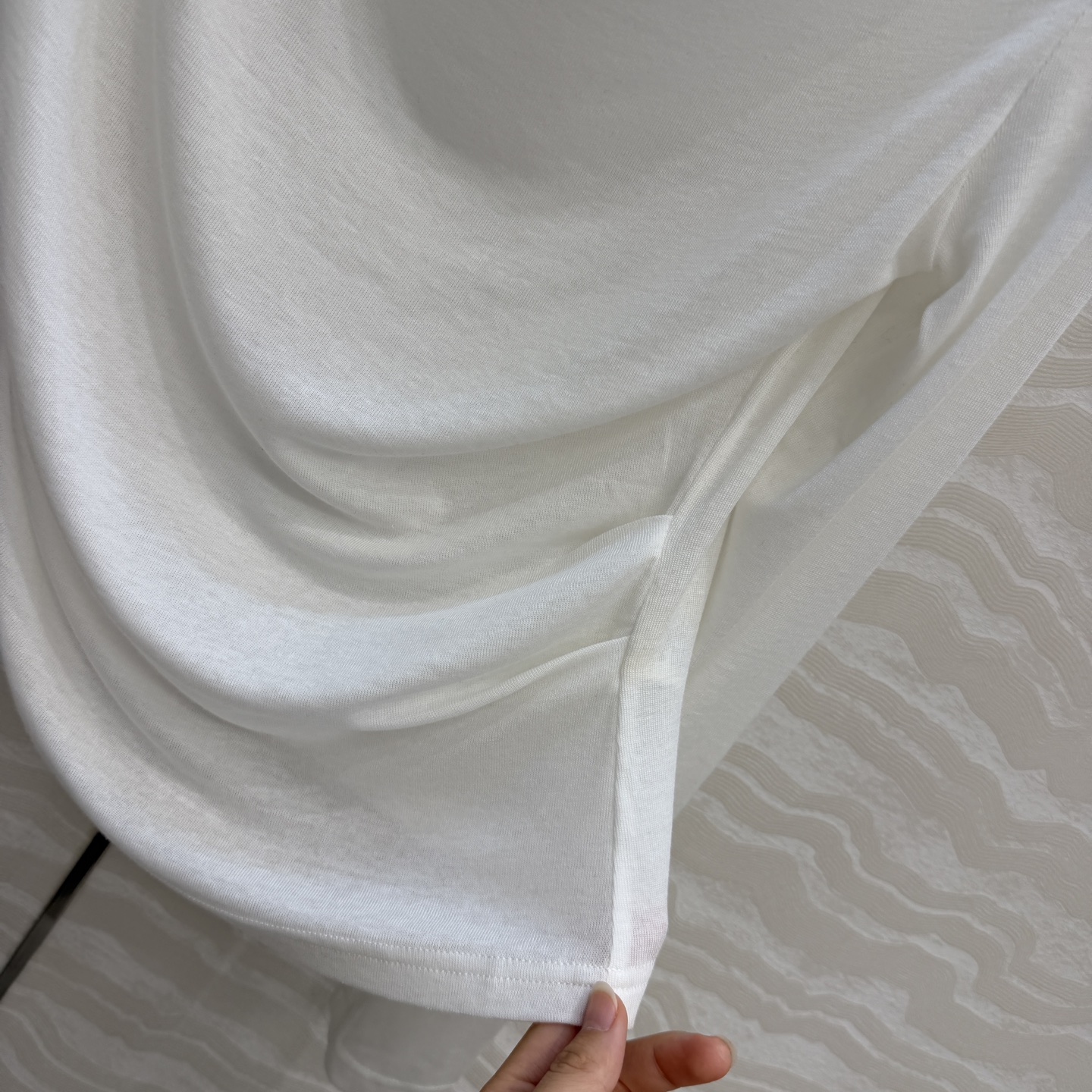 原单品质，Row风纸片人穿搭！进口天丝羊毛斜肩荡领一字肩长袖上衣！减龄小性感超级显瘦神器！极简高级单品！白富美必入气质单