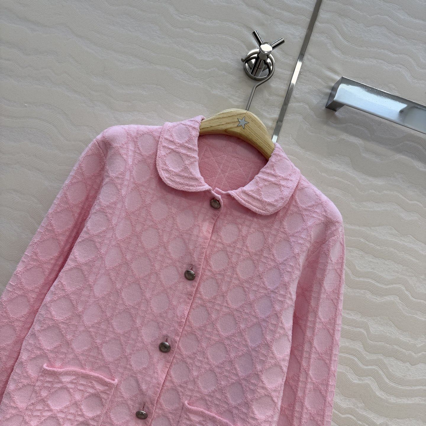 原单品质，MissD针织🧶翻领夹克小外套！立体双织戴妃藤格纹工艺。定制进口纱线！金属扣装饰法式优雅气质，减龄气质经典H版