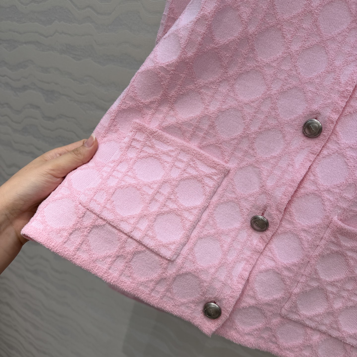 原单品质，MissD针织🧶翻领夹克小外套！立体双织戴妃藤格纹工艺。定制进口纱线！金属扣装饰法式优雅气质，减龄气质经典H版