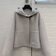 独家首发❤️高端原单品质!H高智感穿搭!长期主义白富美必入外套!纯手工制作双面尼连帽羊绒外套,气质连帽马鞍皮扣设计,H小 独家首发❤️高端原单品质!H高智感穿搭!长期主义白富美必入外套!纯手工制作双面尼连帽羊绒外套,气质连帽马鞍皮扣设计,H小