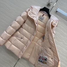 羽绒服主推款❤️原单品质Mo秋冬必入Barante小蛮腰腰亮面羽绒服!编织带包边工艺,原版定制亮面记忆丝质感柔软细腻超赞 羽绒服主推款❤️原单品质Mo秋冬必入Barante小蛮腰腰亮面羽绒服!编织带包边工艺,原版定制亮面记忆丝质感柔软细腻超赞