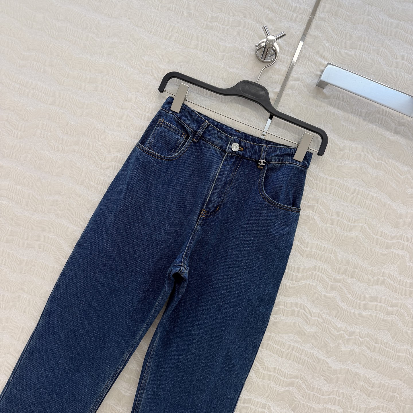 原单品质❤️coco女孩26b新品，神裤再现刺绣口袋牛仔裤！白富美必入叠搭神器！复古酵素洗水工艺。经典直筒裤型上身腿长比