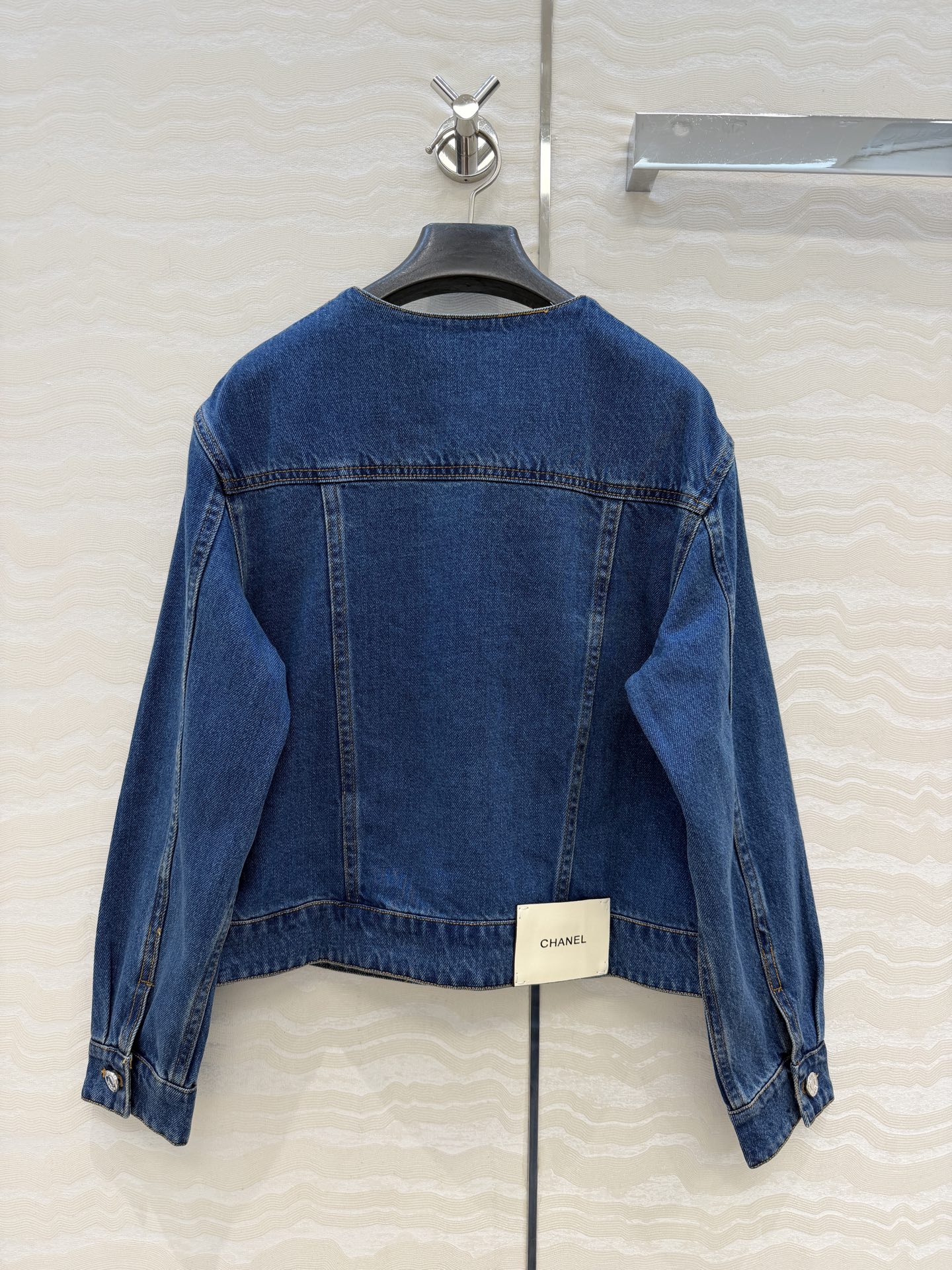 原单品质❤️Coco女孩26B秋冬系列度假新品！复古蓝牛仔夹克小外套！经典小短款版型上身巨显瘦！酵素洗水牛仔面料！白富美
