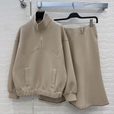 原单品质❤️Coco女孩26B秋冬系列度假新品卫衣套装。立体半开拉链卫衣搭配长半裙,重工撞色手工穿皮条金属链条工艺,经典 原单品质❤️Coco女孩26B秋冬系列度假新品卫衣套装。立体半开拉链卫衣搭配长半裙,重工撞色手工穿皮条金属链条工艺,经典