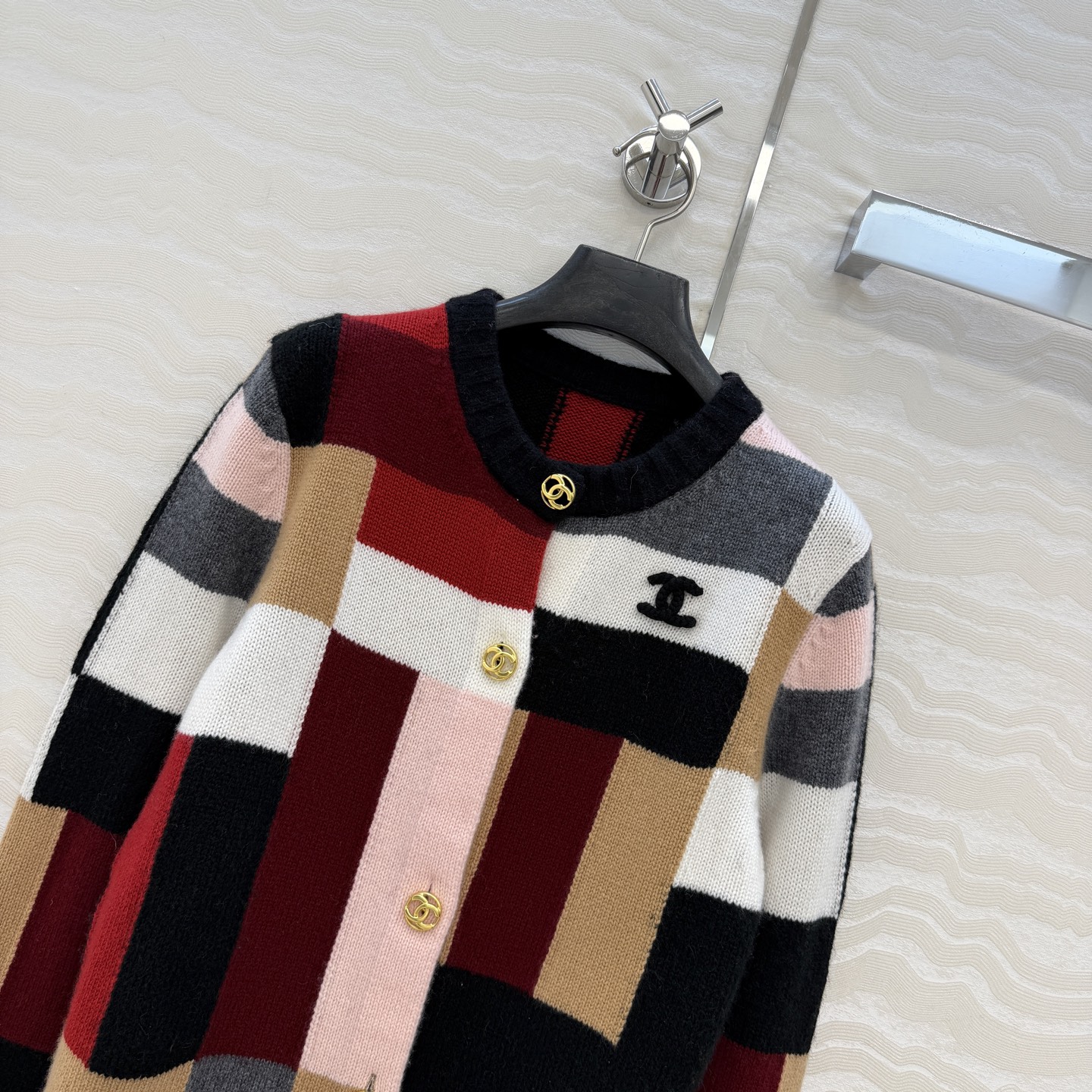 高端原单品质❤️26B早秋新品，Coco美式学院风方块拼色羊绒开衫外套，品质控必入。瑞士机挂毛翻针工艺定制进口羊绒纱线。