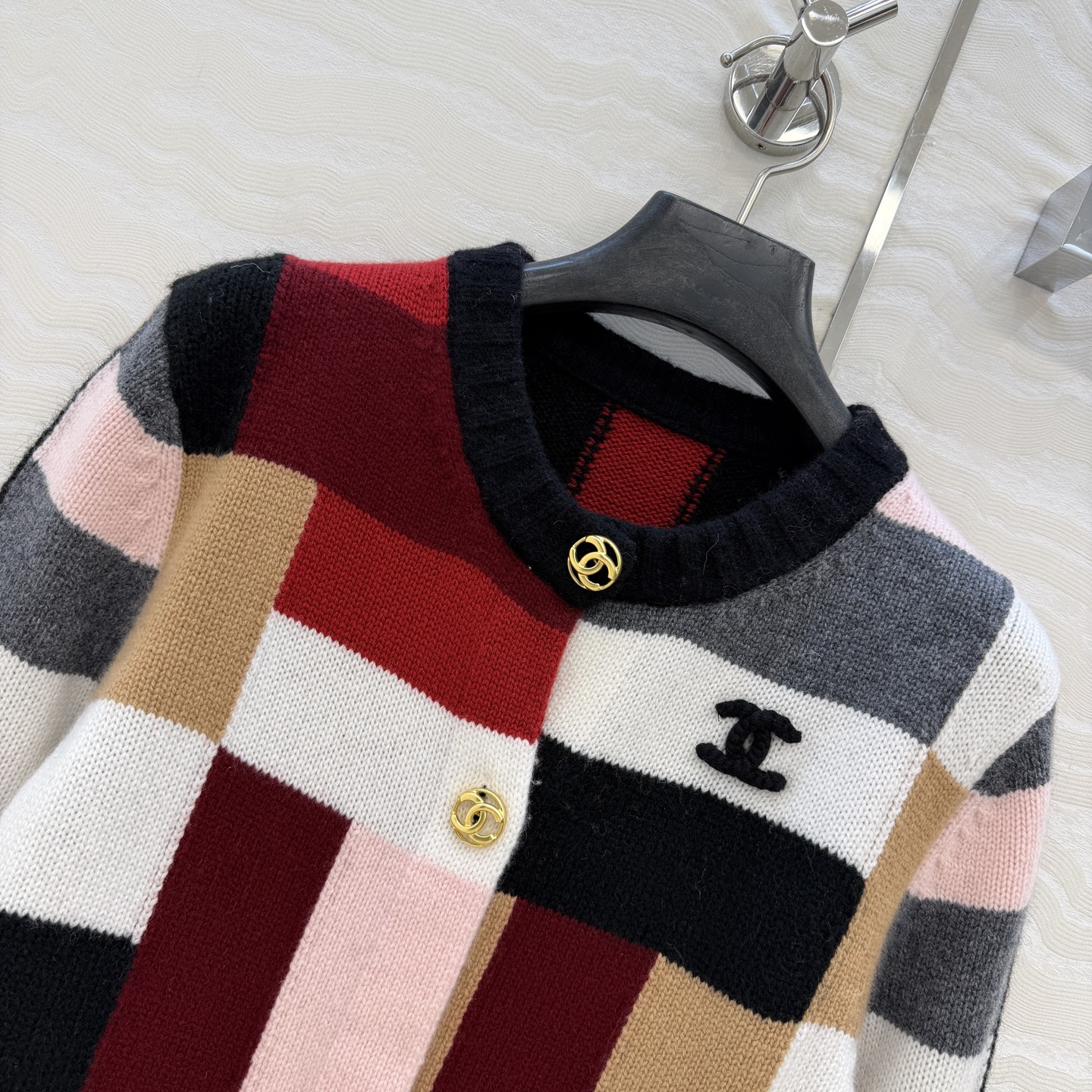 高端原单品质❤️26B早秋新品，Coco美式学院风方块拼色羊绒开衫外套，品质控必入。瑞士机挂毛翻针工艺定制进口羊绒纱线。