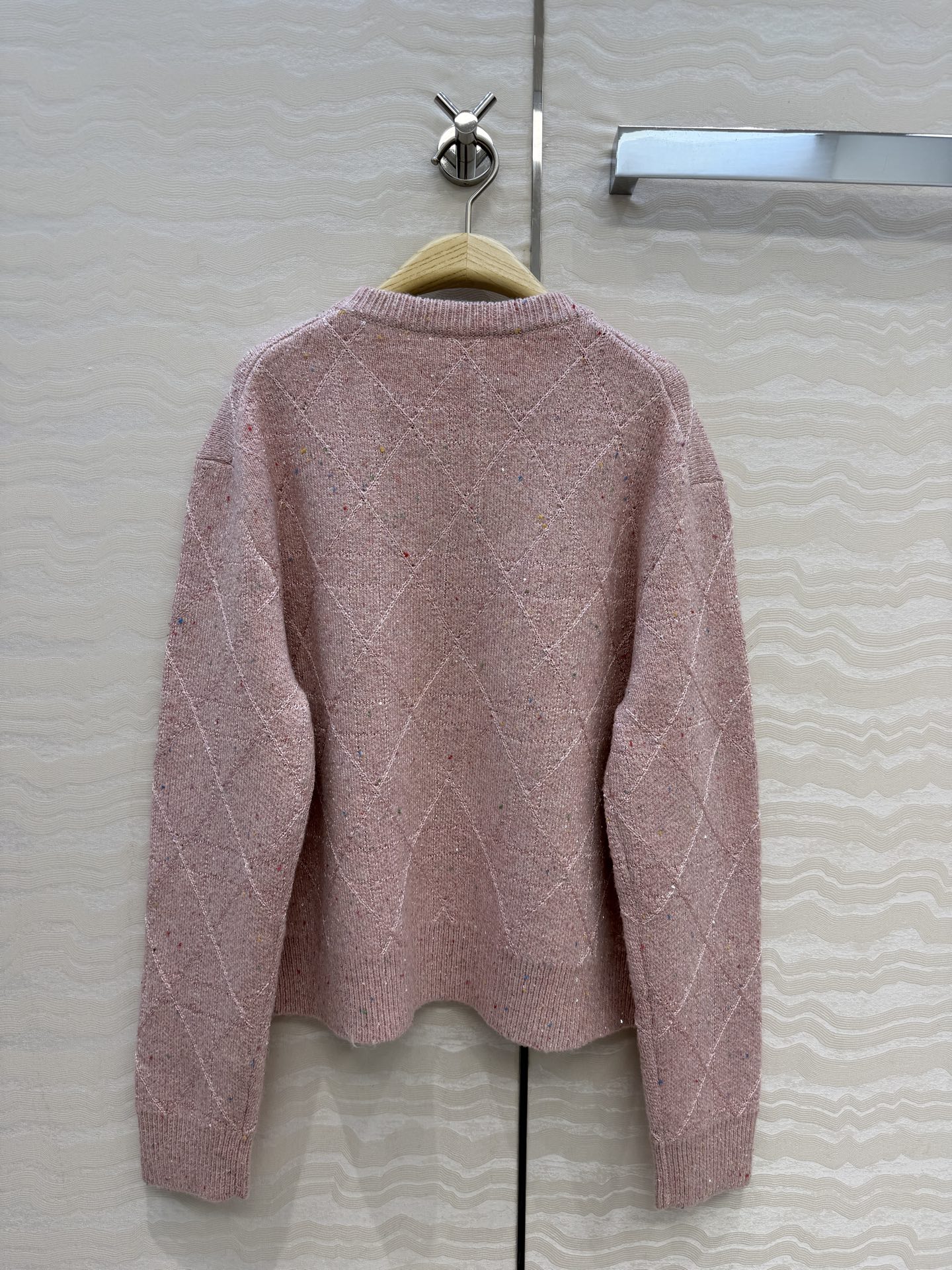 高端原单品质，MissD🧶26秋冬新品❤️Médaillon系列粉色毛衣。立体双织刺绣藤格纹工艺。原版定制进口羊毛珠片纱