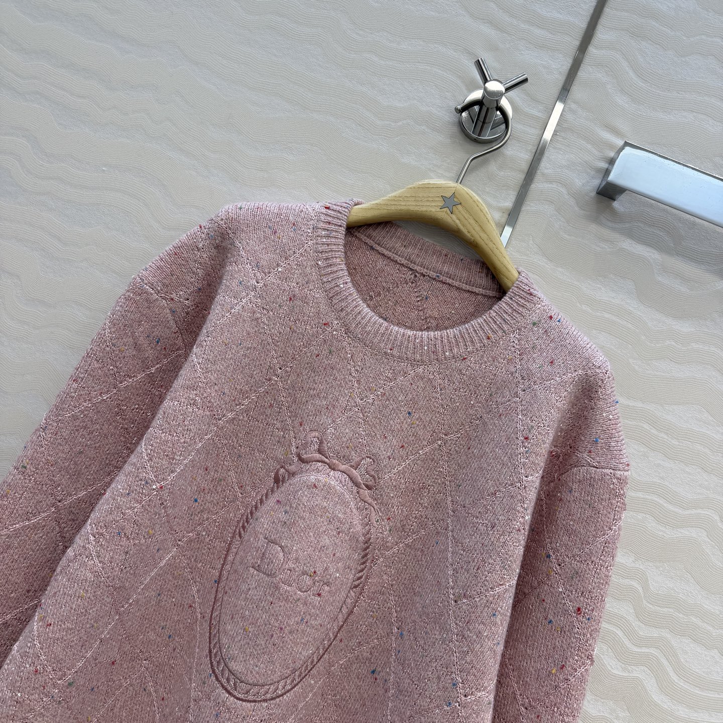 高端原单品质，MissD🧶26秋冬新品❤️Médaillon系列粉色毛衣。立体双织刺绣藤格纹工艺。原版定制进口羊毛珠片纱