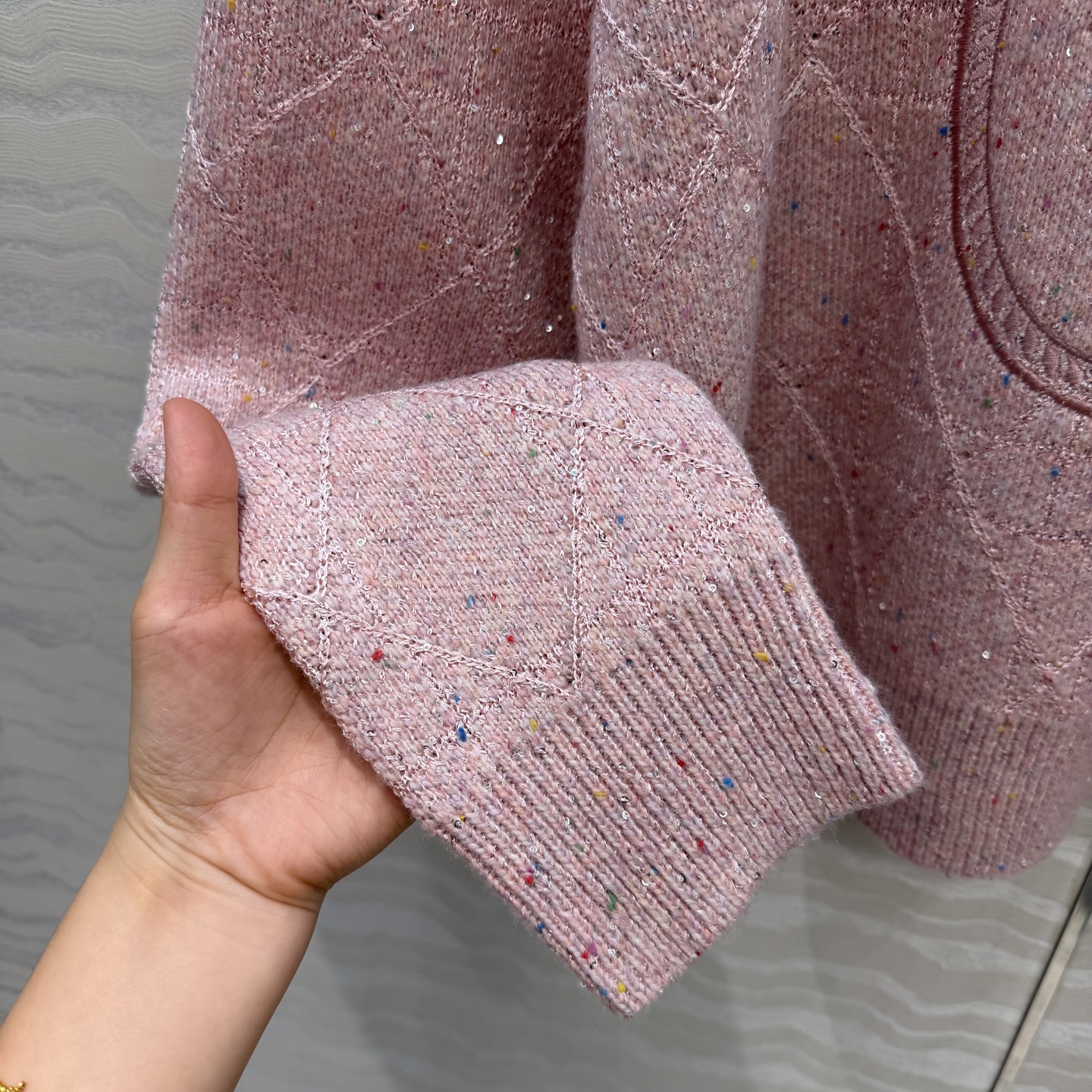 高端原单品质，MissD🧶26秋冬新品❤️Médaillon系列粉色毛衣。立体双织刺绣藤格纹工艺。原版定制进口羊毛珠片纱