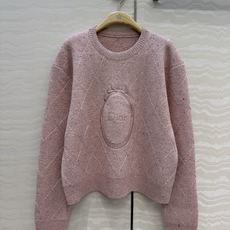 高端原单品质,MissD🧶26秋冬新品❤️Médaillon系列粉色毛衣。立体双织刺绣藤格纹工艺。原版定制进口羊毛珠片纱 高端原单品质,MissD🧶26秋冬新品❤️Médaillon系列粉色毛衣。立体双织刺绣藤格纹工艺。原版定制进口羊毛珠片纱