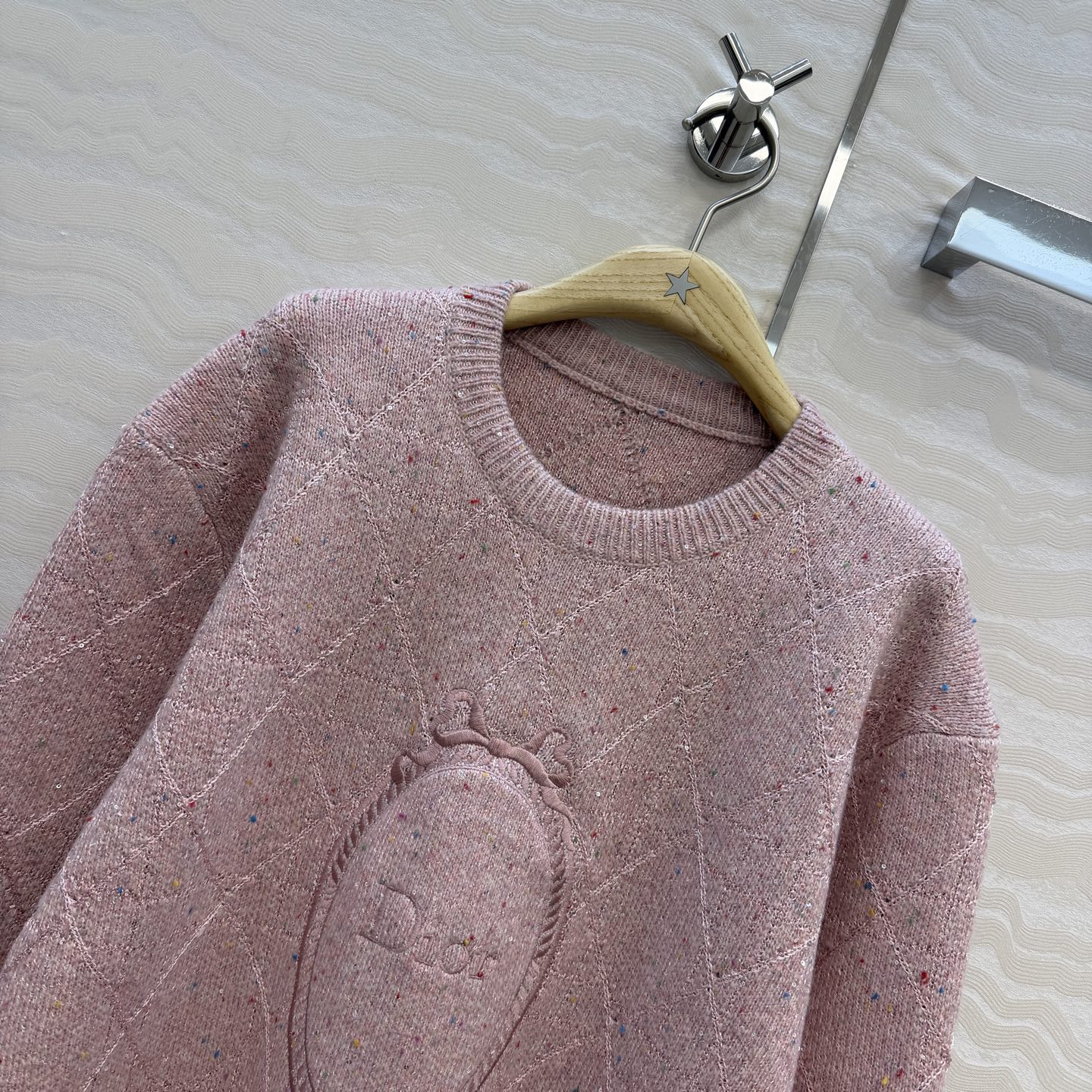 高端原单品质，MissD🧶26秋冬新品❤️Médaillon系列粉色毛衣。立体双织刺绣藤格纹工艺。原版定制进口羊毛珠片纱