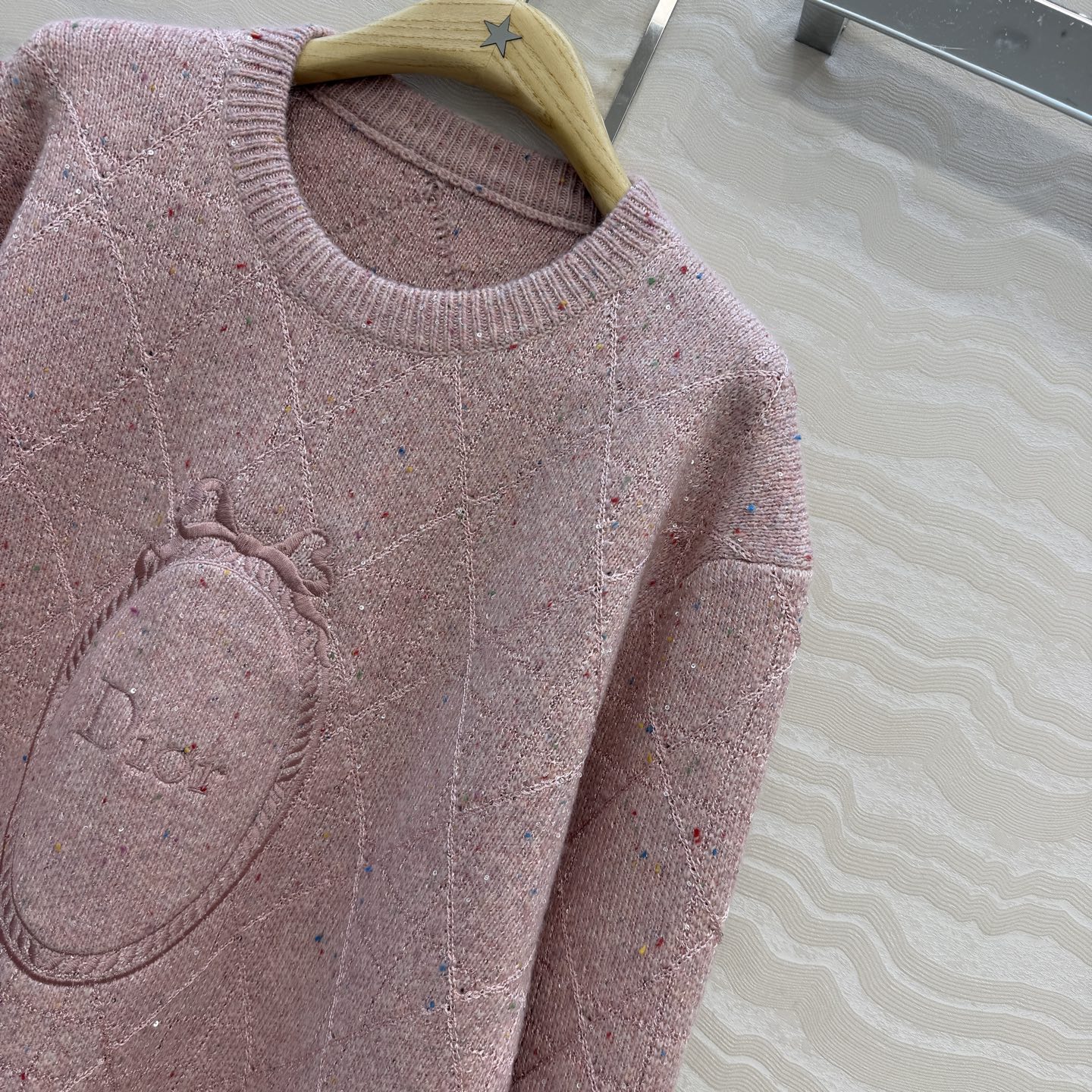 高端原单品质，MissD🧶26秋冬新品❤️Médaillon系列粉色毛衣。立体双织刺绣藤格纹工艺。原版定制进口羊毛珠片纱