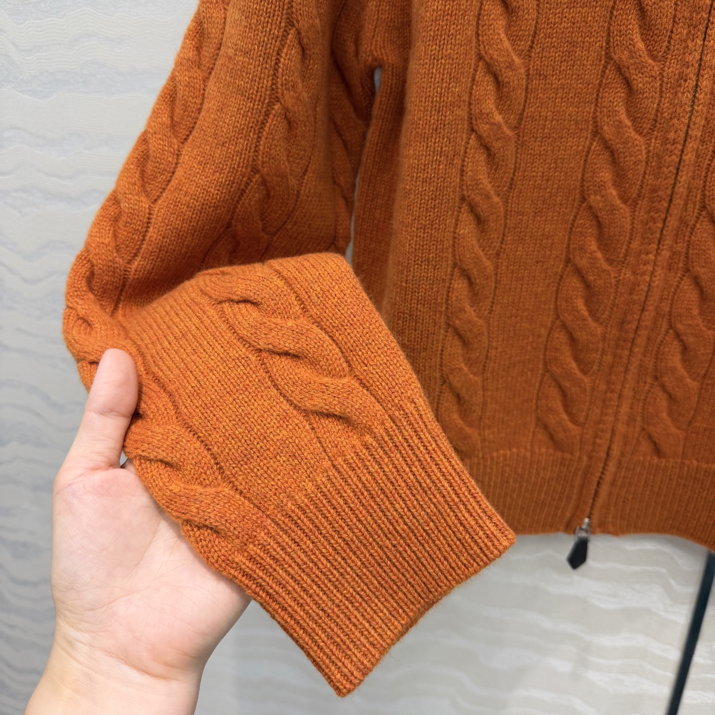 高端原单品质!LP高智感穿搭❤️26早秋新品外套,绞花编织立领双开拉链设计慵懒自在的氛氛围!叠搭极简老钱风穿搭,奢华神秘 高端原单品质!LP高智感穿搭❤️26早秋新品外套,绞花编织立领双开拉链设计慵懒自在的氛氛围!叠搭极简老钱风穿搭,奢华神秘