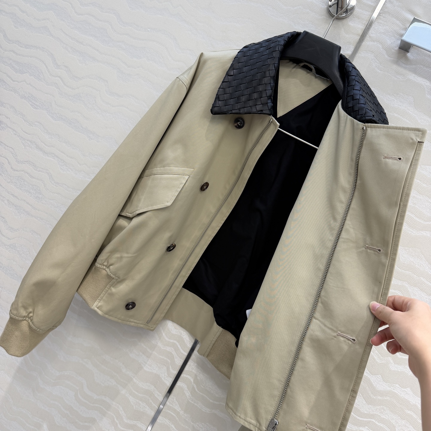 独家首发💕高端原单品质,BV长期主义。巴恩风高智感时髦穿搭!新品夹克外套!定制进口100%小羊皮手工编织领设计创意无限♾ 独家首发💕高端原单品质,BV长期主义。巴恩风高智感时髦穿搭!新品夹克外套!定制进口100%小羊皮手工编织领设计创意无限♾