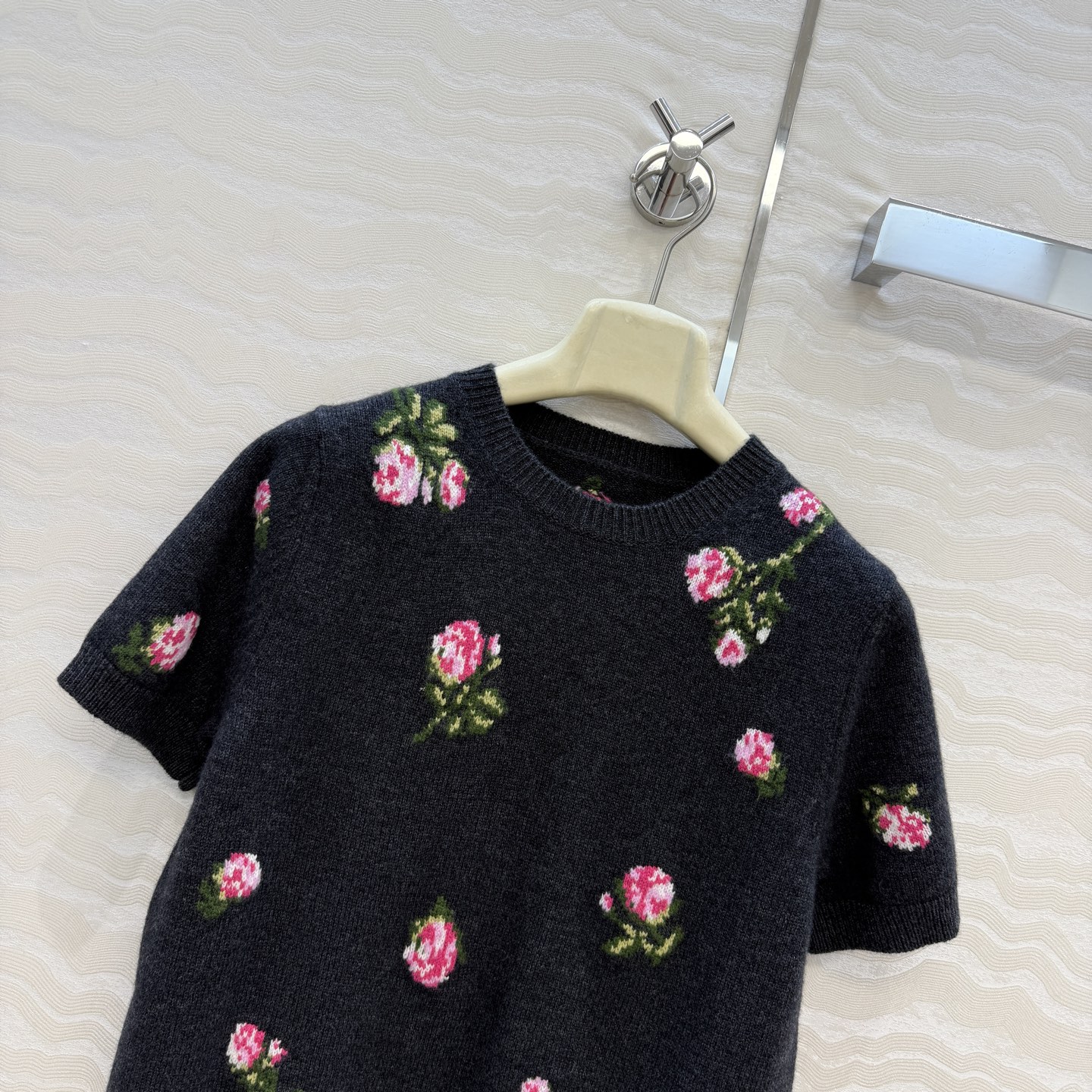 高端原单品质❤️ER高智感穿搭！26秋冬新品定位挂毛勾花丝绒玫瑰短袖上衣，气质圆领随性优雅高级单品！定位勾织工艺温柔极致